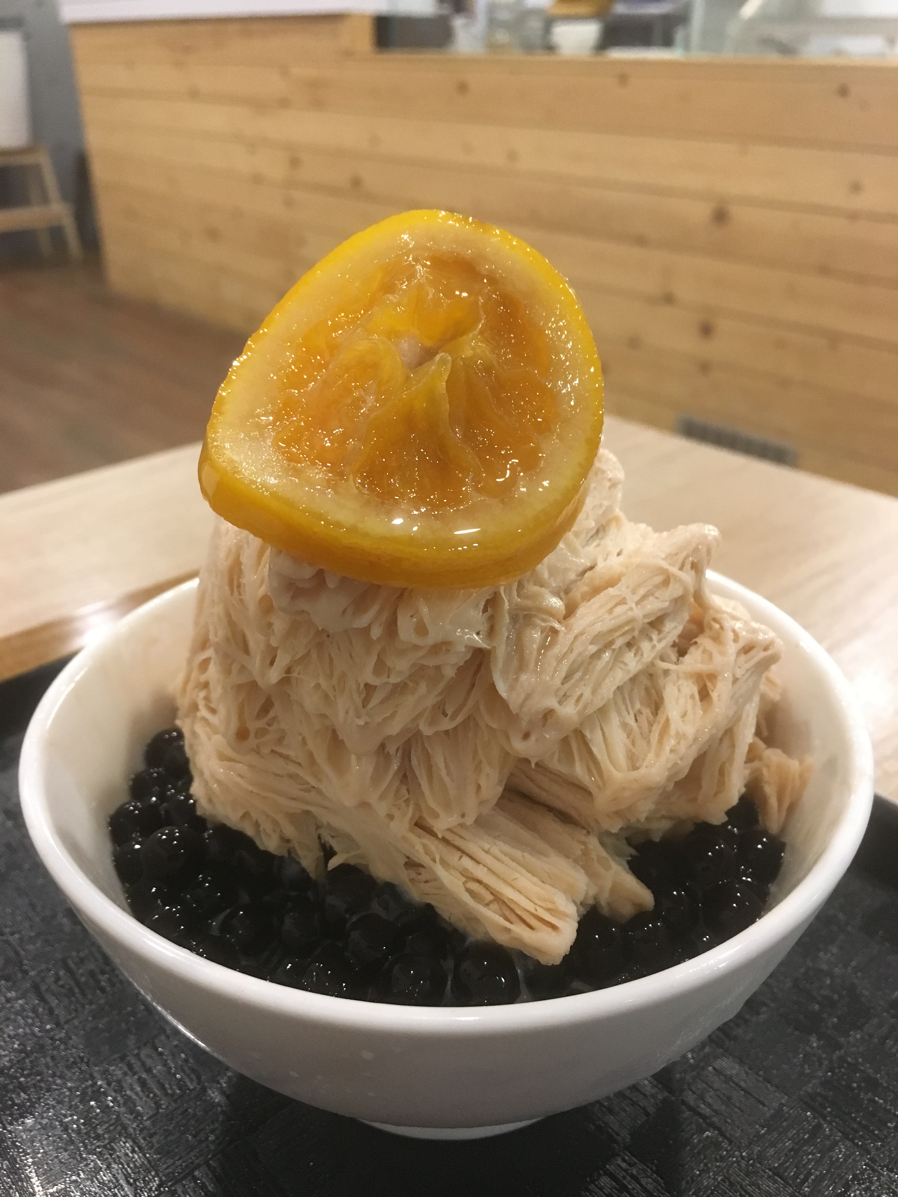 「黑眼公爵雪冰」的冰磚是用伯爵奶茶製成，不會有刮舌的甜膩感，珍珠口感Q彈卻不會死硬或過甜，搭配糖漬的柳橙片，讓整碗冰吃起來更爽口。（80元／份）