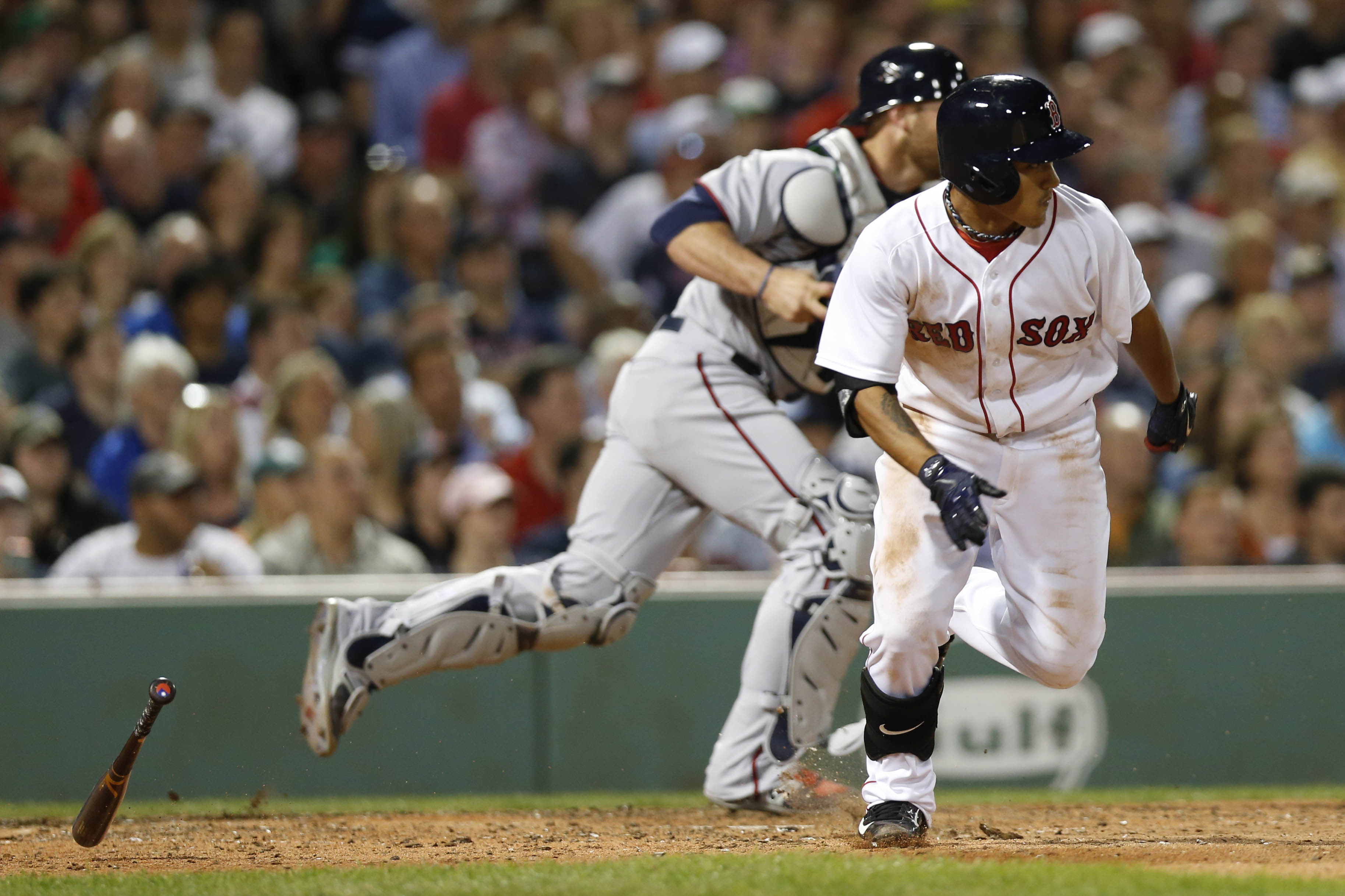 林子偉擊出安打往一壘奔跑。