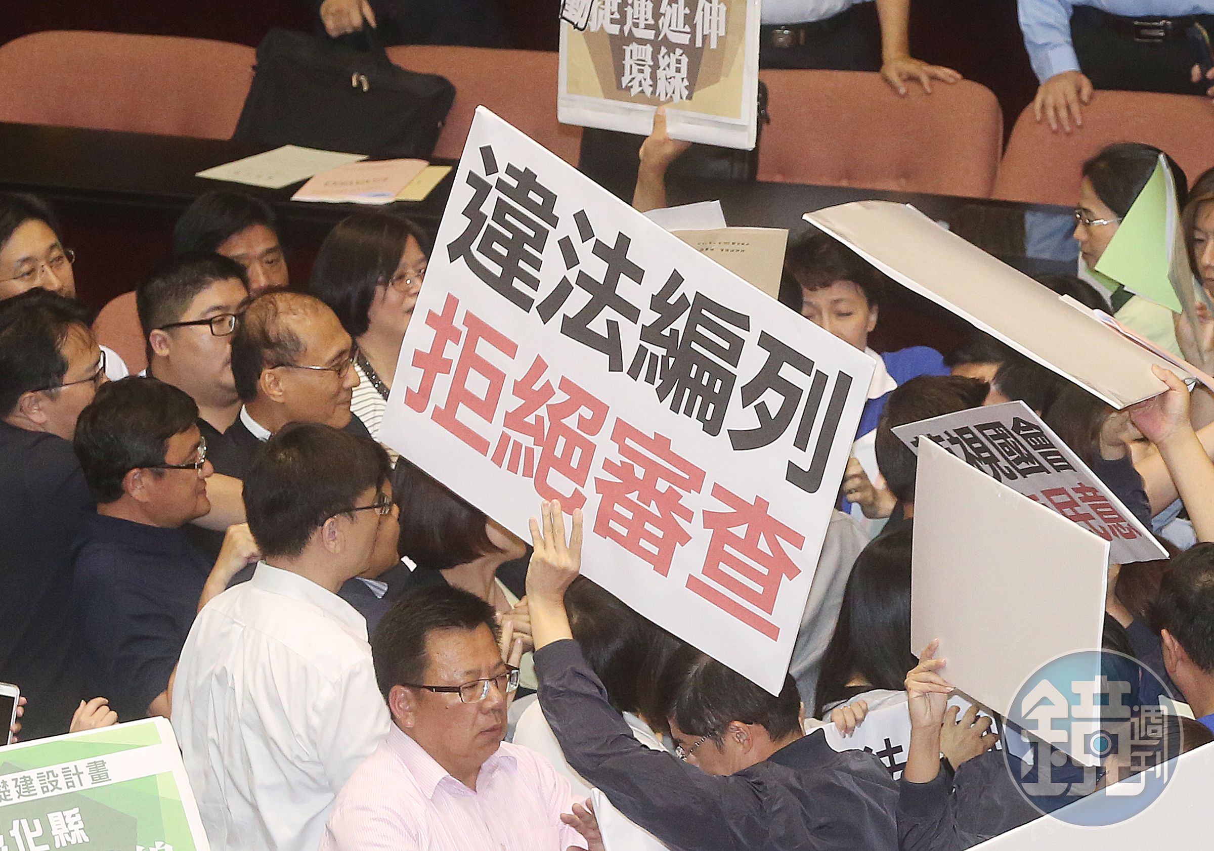 藍委阻擋行政院長林全上台報告，綠委組成人牆護送林全上台，藍綠爆發衝突。