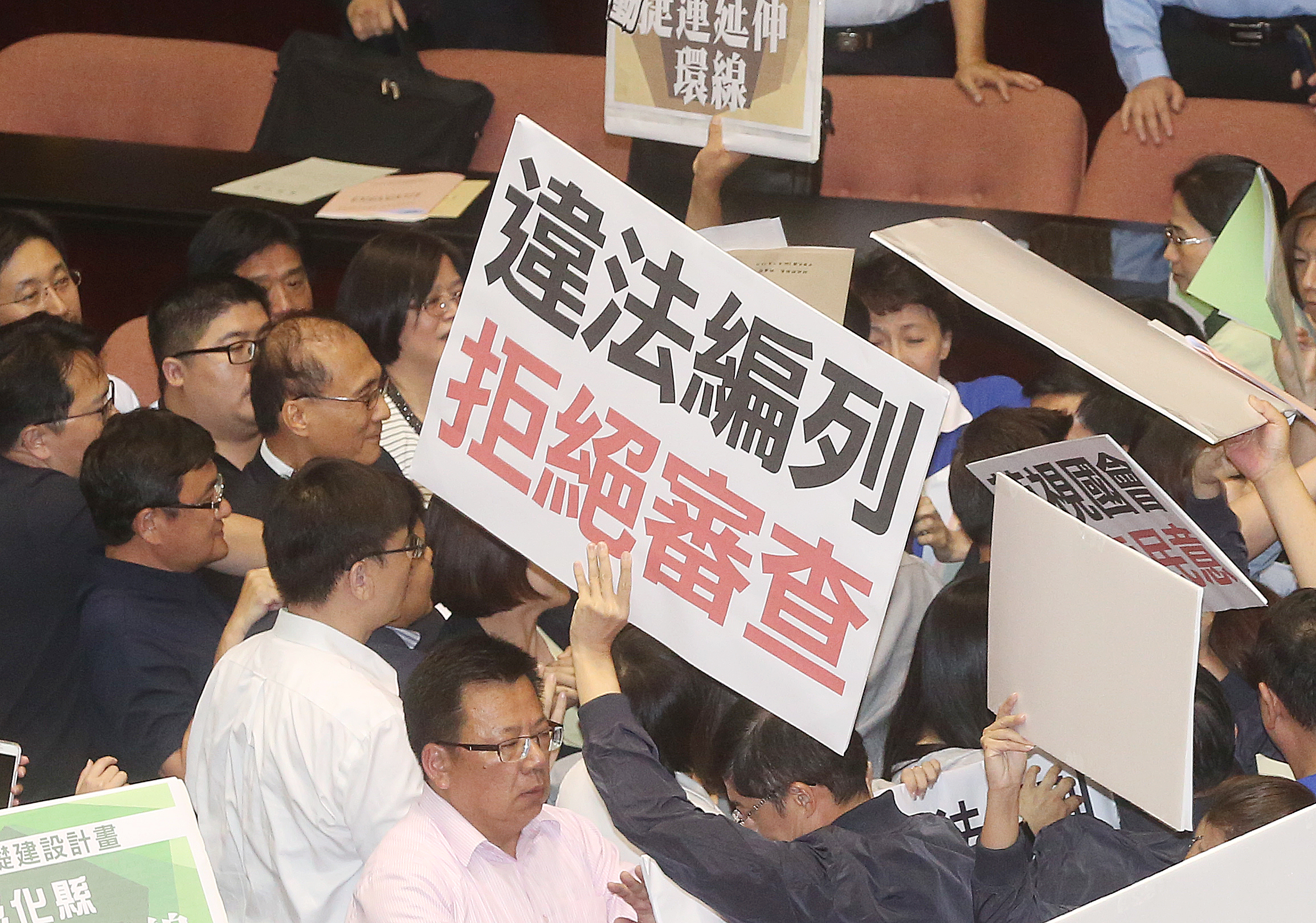 藍委阻擋行政院長林全上台報告，綠委組成人牆護送林全上台，藍綠爆發衝突。