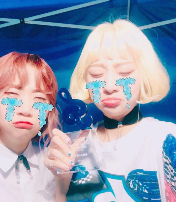 今年拿到Gaon Chart K-POP的「Indie部門潛力獎」，臉紅的思春期兩位女孩開心自拍感動哭哭表情，感謝粉絲。（翻攝臉紅的思春期臉書）
