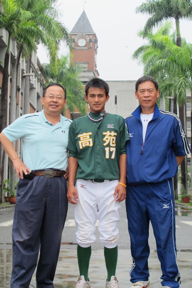 高苑總教練李來發（右）表示，當初要找林子偉（中）加入高苑，前高雄縣長、也是高苑董事長余政憲（左）7次登門拜訪。翻攝自余政憲臉書