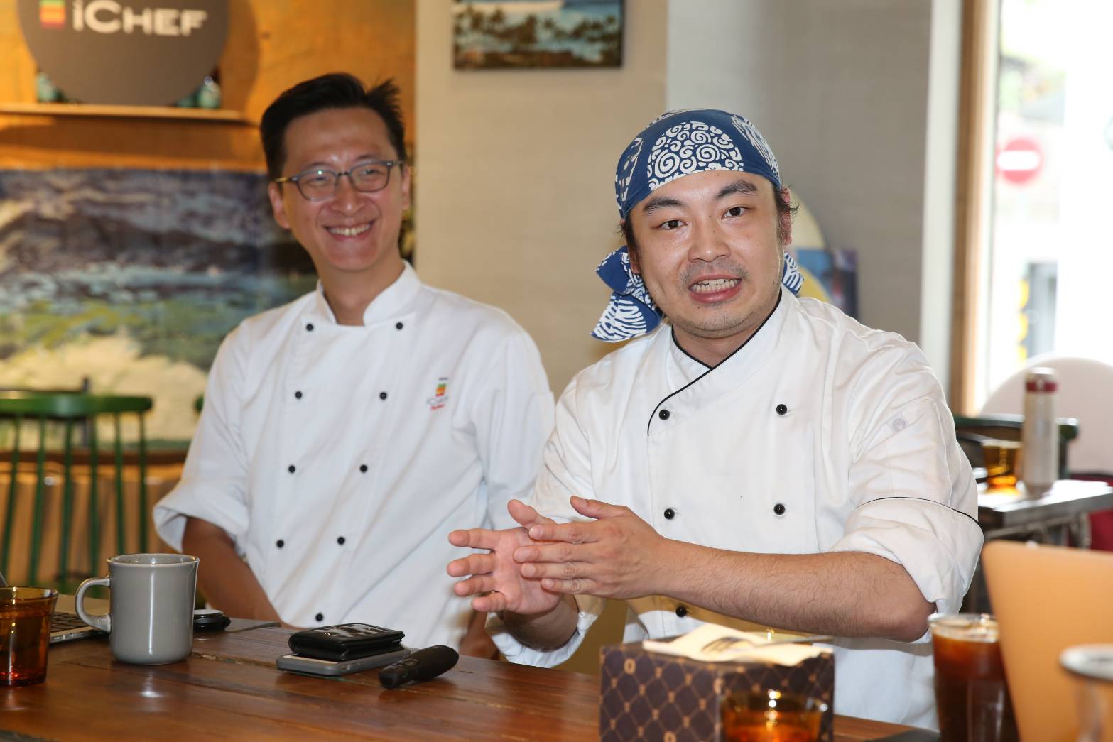 網路甜點名店深夜裡的法國手工甜點創辦人劉啟任(右)與程開佑(左)一起開記者會。