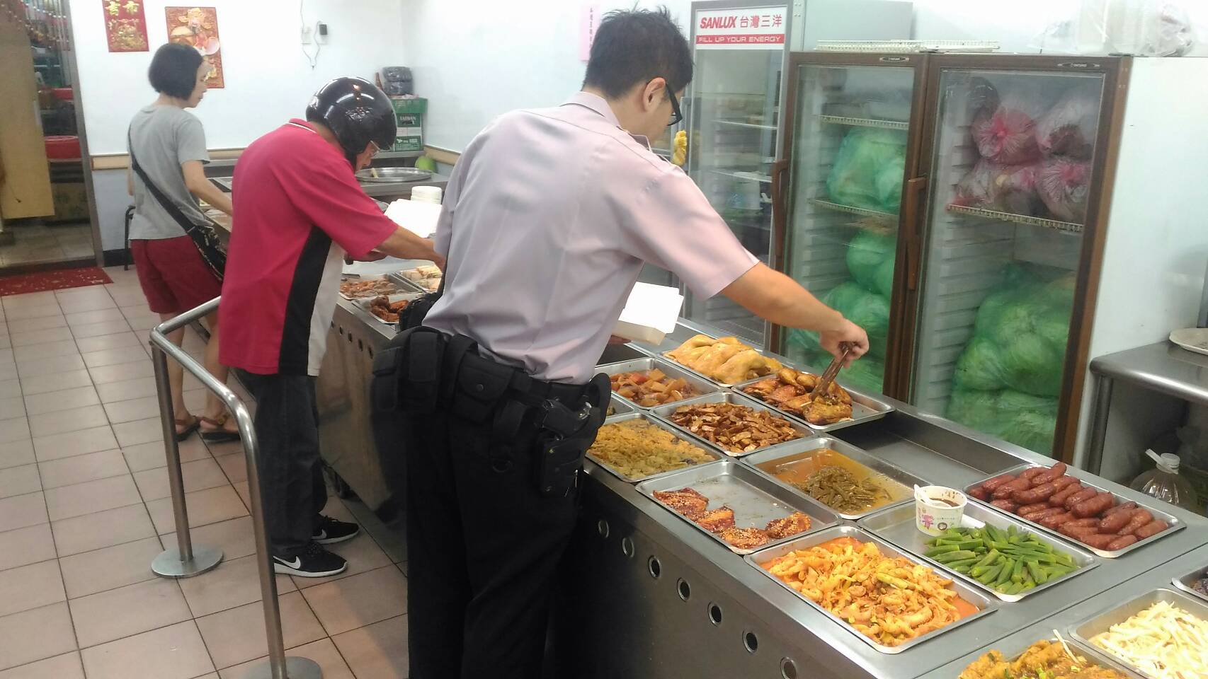 員警佩槍買便當遭民眾質疑，新北市警局霸氣相挺。