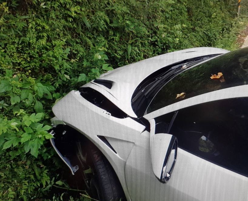 車頭和引擎蓋都遭損傷，但駕駛不知去向。