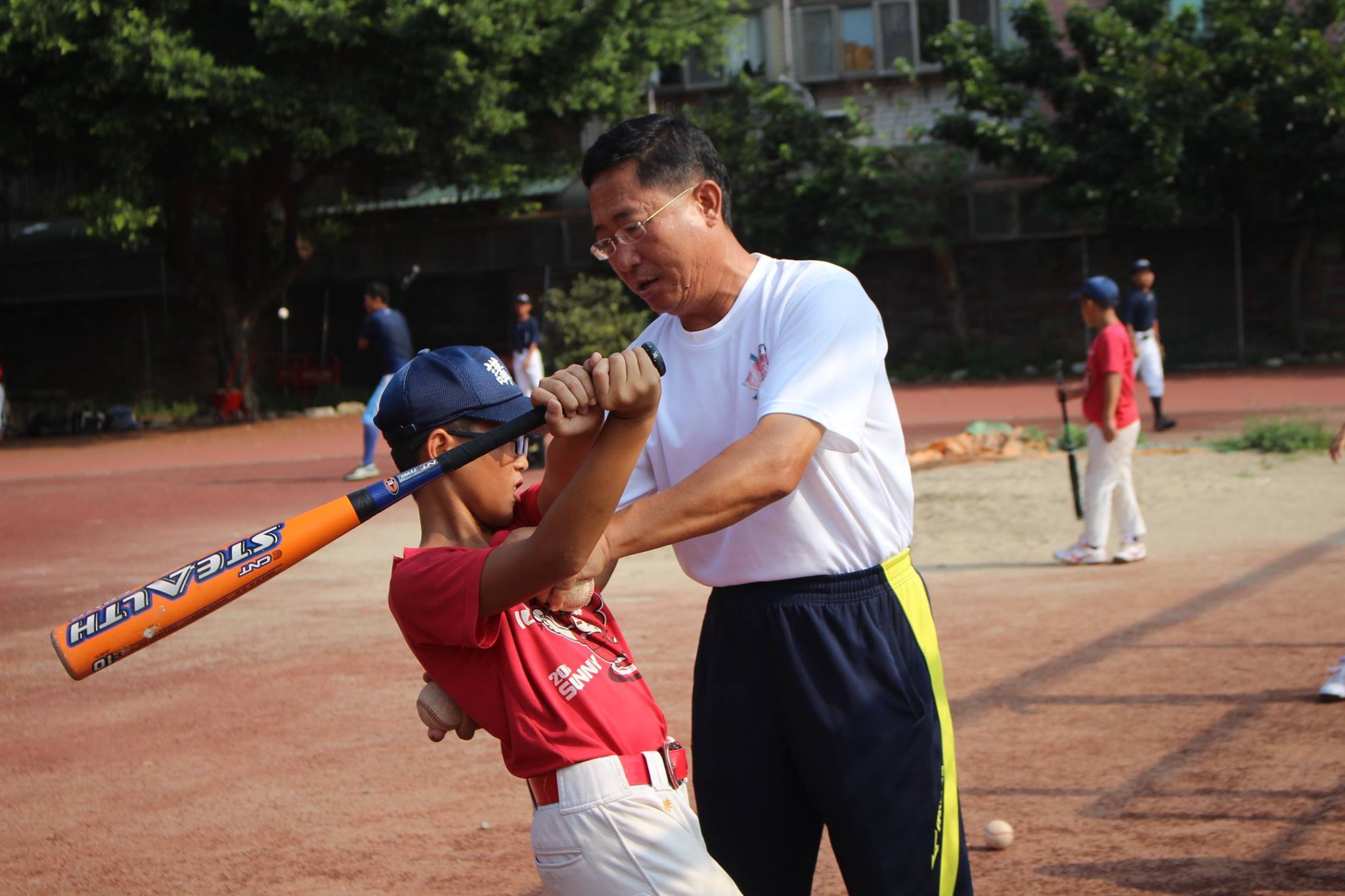 林子偉是右撇子但是卻是左打，他的國小教練吳瑞山說，這是當年刻意培訓的，因為左打距離一壘壘包比較近，可以提高上壘率。（翻攝自李英勇臉書）