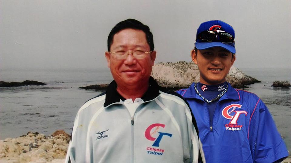 吳瑞山是林子偉的棒球啟蒙教練,吳瑞山說:「他的協調性很好,反應快,速度也好。」圖為兩人合照。(翻攝自余政憲臉書)