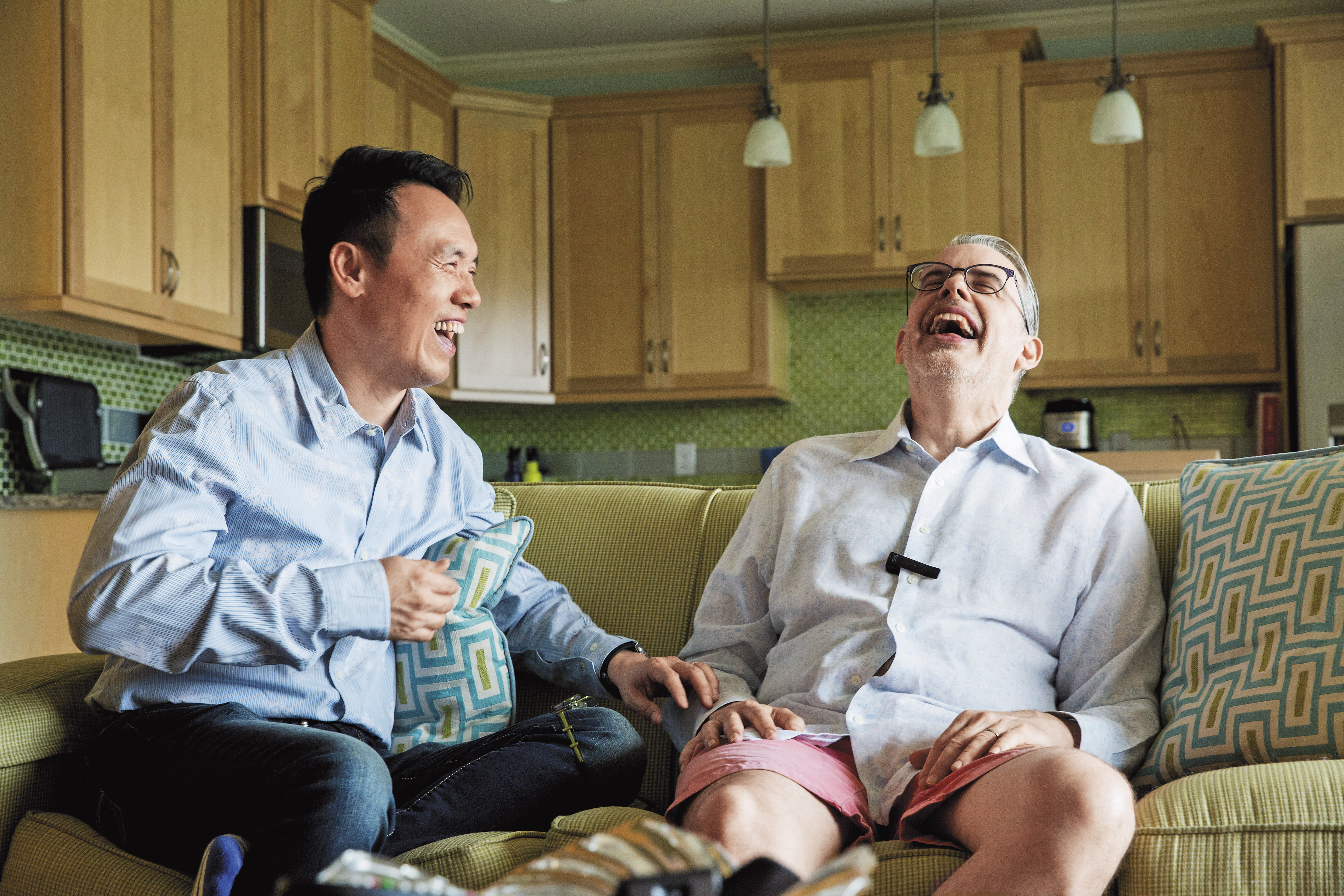 回憶起當年在芝加哥初次邂逅的甜蜜,陳子良(左)和思鐸(右)笑得樂不可支。