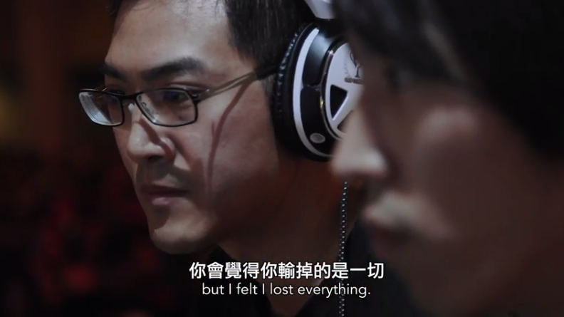 《我在快打求旋風》講述一群職業玩家在快打旋風電競賽裡的心路歷程。左為台灣選手GamerBee、右為日本選手百地祐輔。（圖：取自《我在快打求旋風》片段）