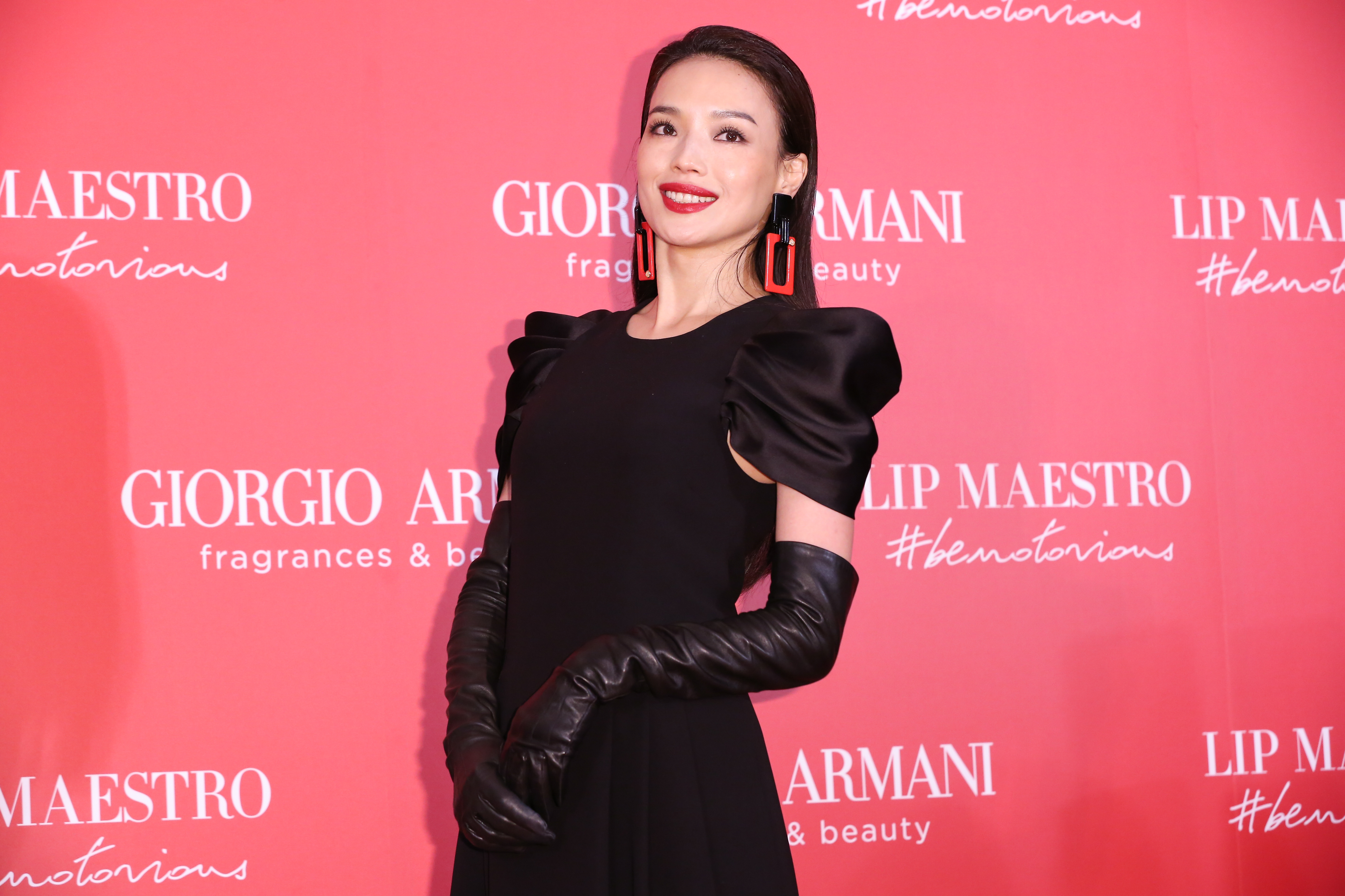 舒淇以大墊肩晚禮服搭配長的皮手套現身記者會，沒有矯揉作態，令人感覺舒服。