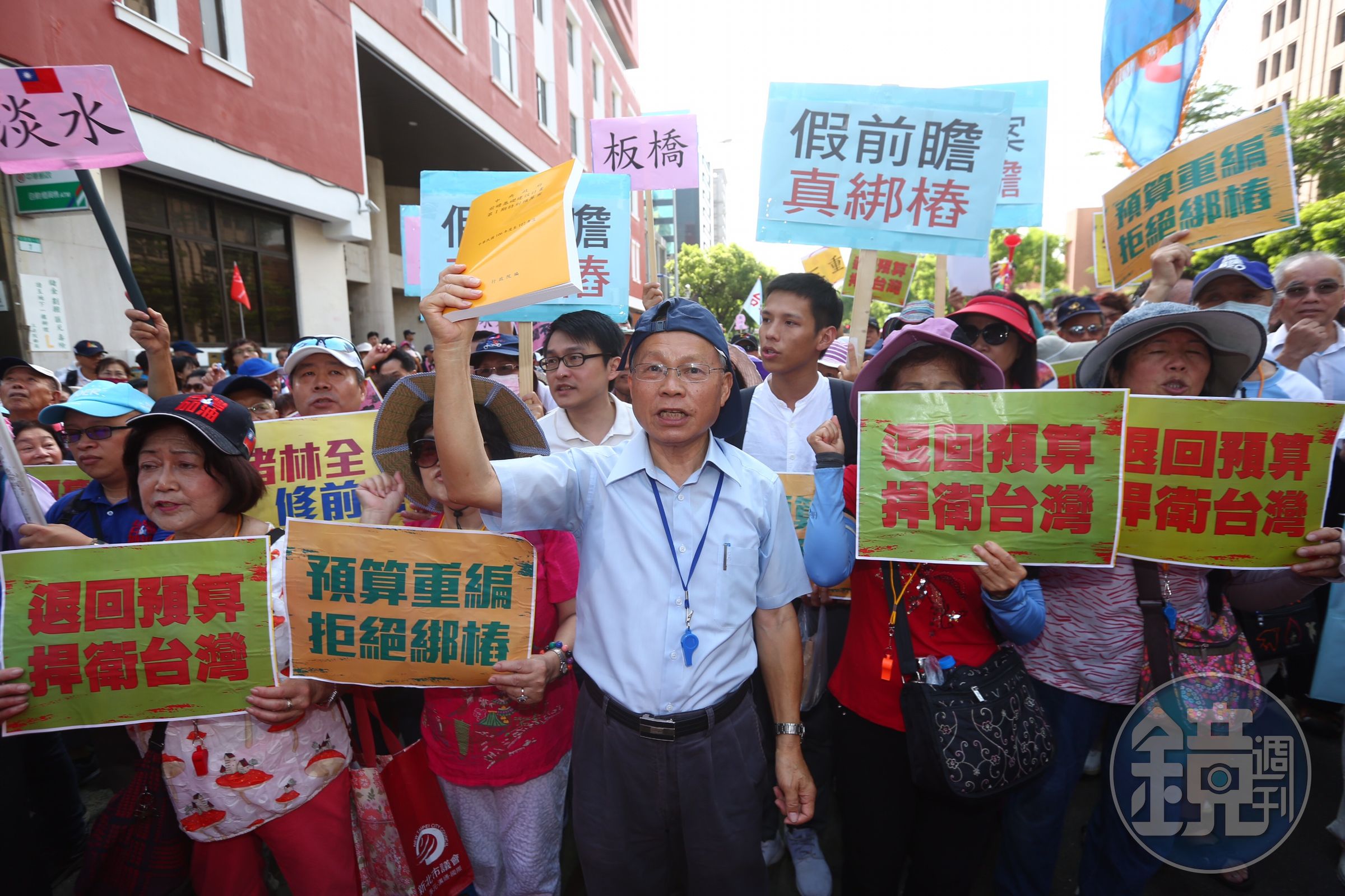 國民黨早上號召上百名群眾發動「堵林全、修前瞻」路過立法院活動。