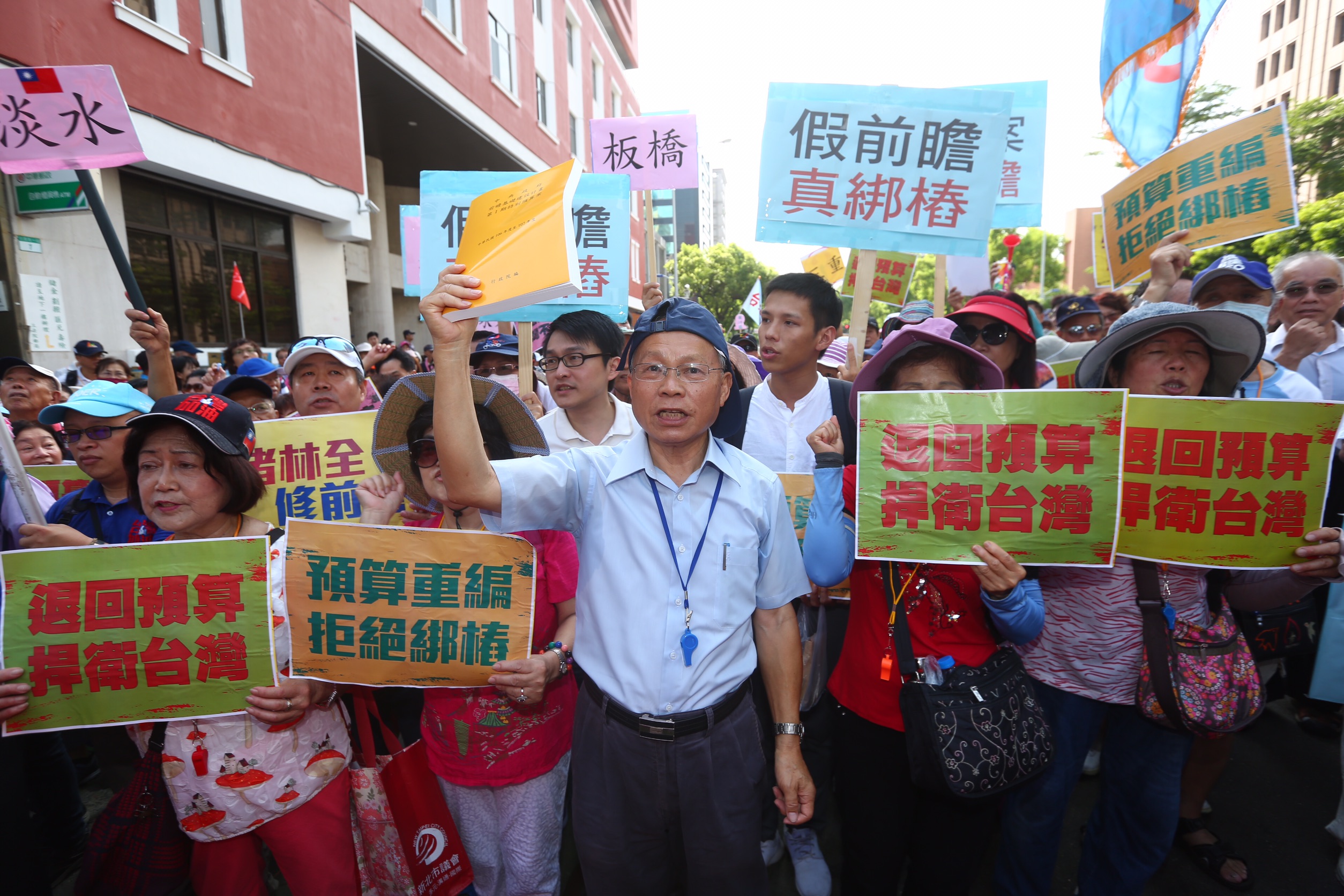 國民黨早上號召上百名群眾發動「堵林全、修前瞻」路過立法院活動。