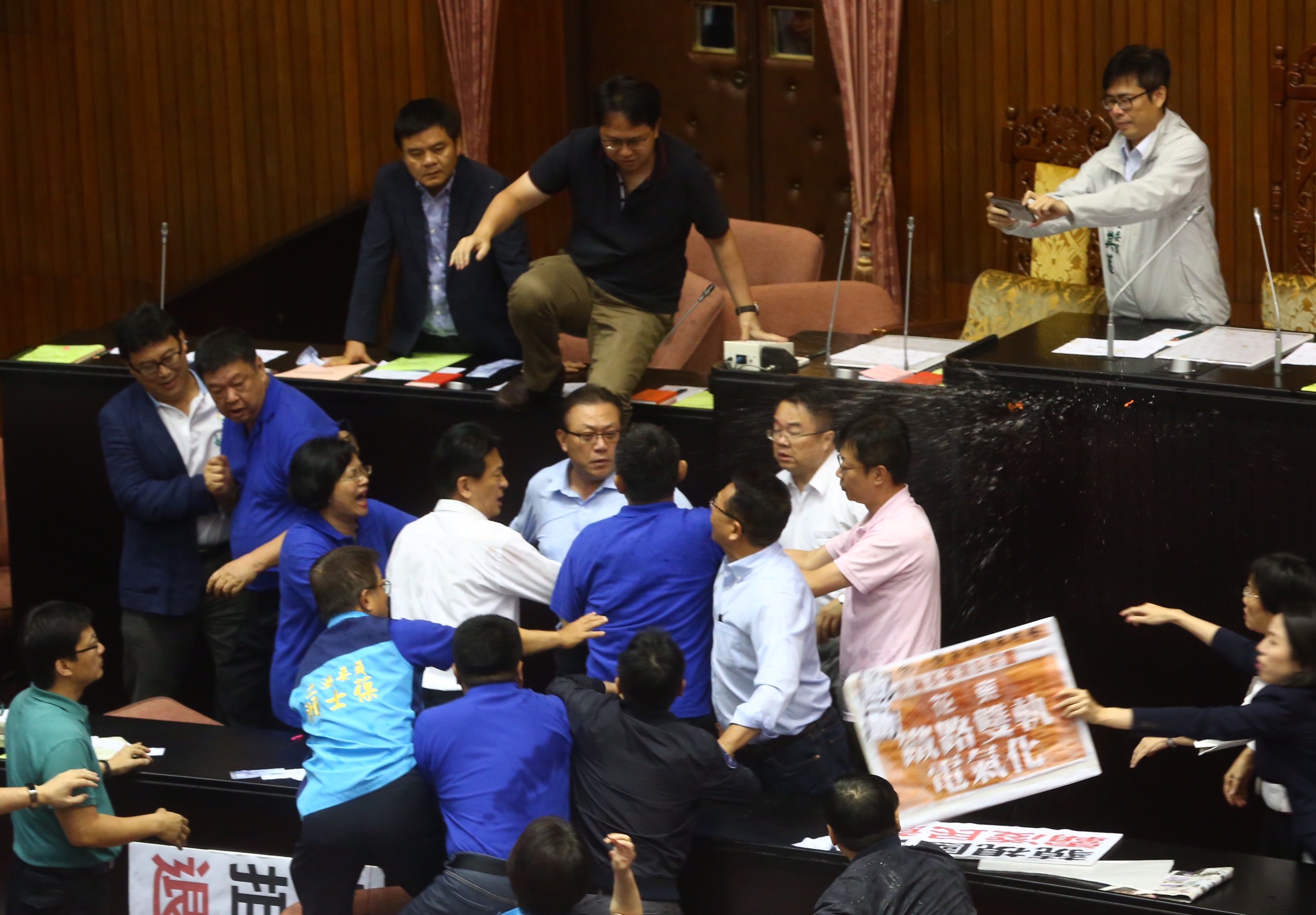 藍綠大亂鬥，藍委丟水球。