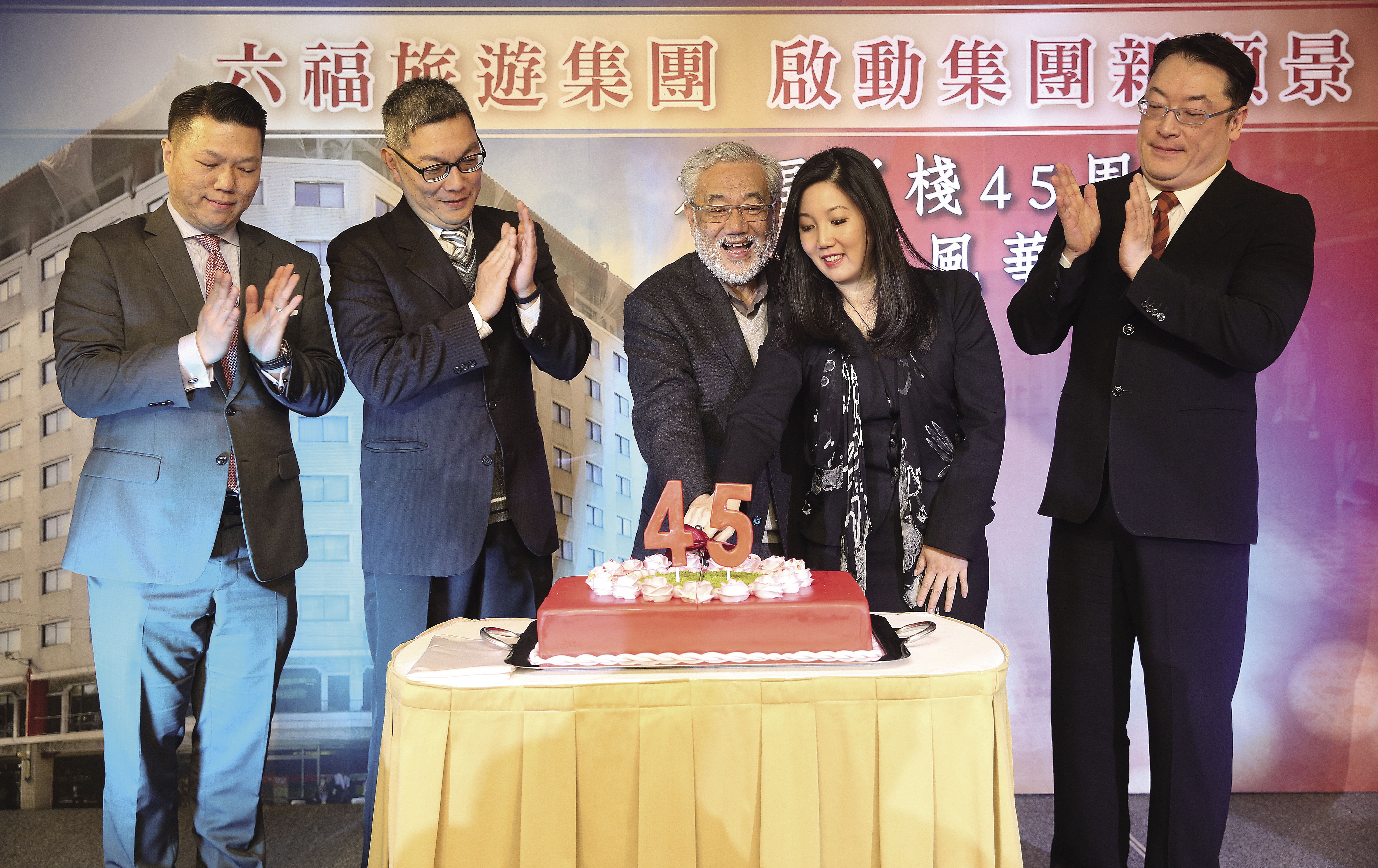 今年2月，總裁莊秀石（中）難得和女兒莊豐如（右二）一同現身，出席媒體春酒，公開大讚女兒做的比自己好。（吳貞慧攝）