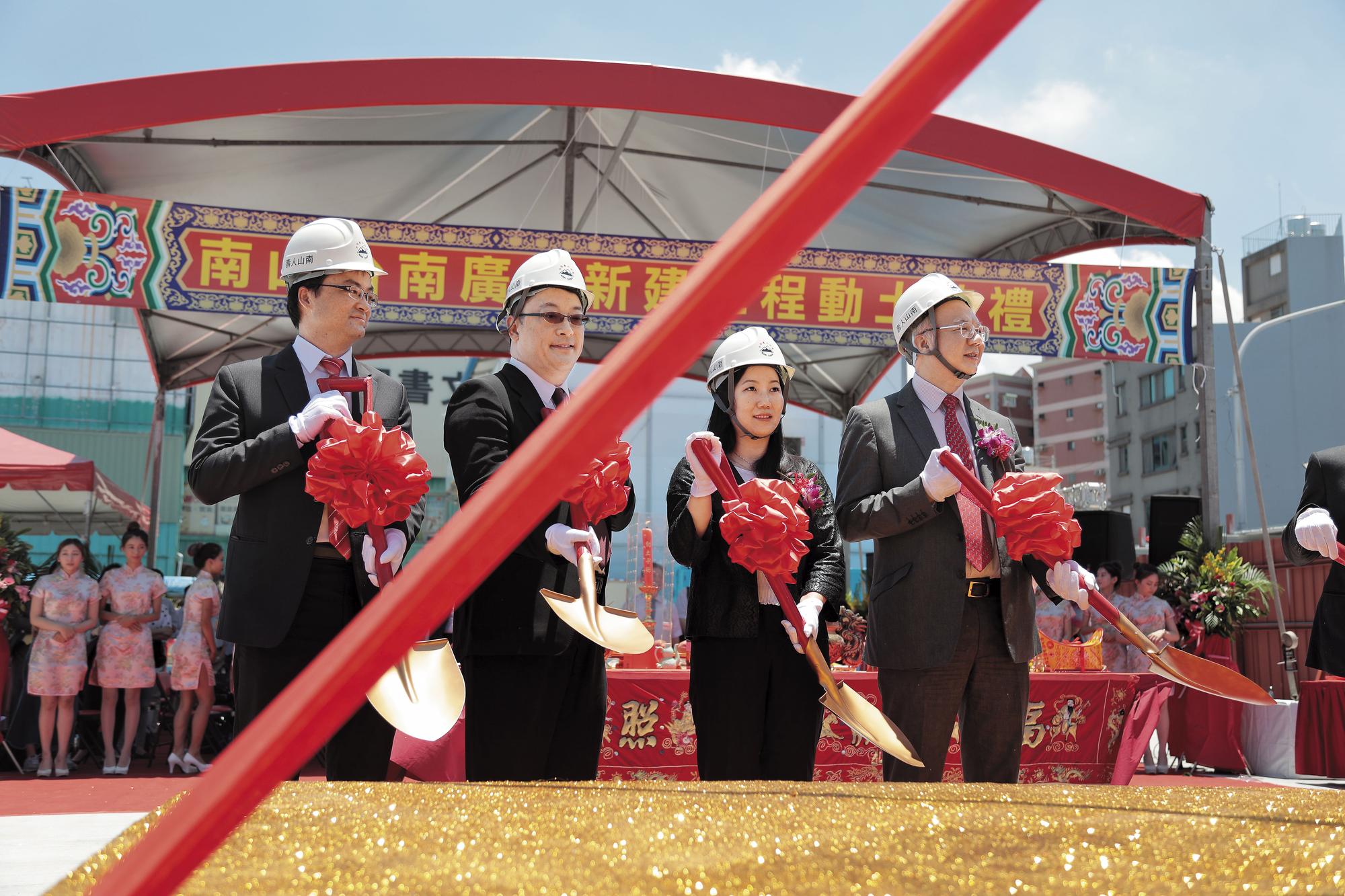 六福集團向南山人壽承租土地蓋台南六福莊，7月中動土儀式上，執行長莊豐如（右2）和南山人壽總經理陳潤權（右1）一起執鏟動土。（鄒雯涵攝）
