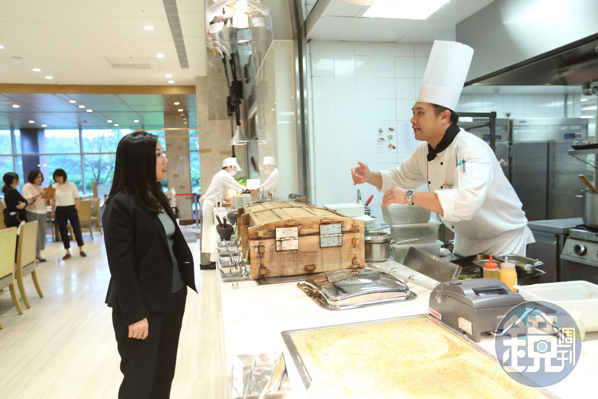 莊豐如認為，飯店內餐廳應主動向外爭取客源，不能被動等待客人上門。