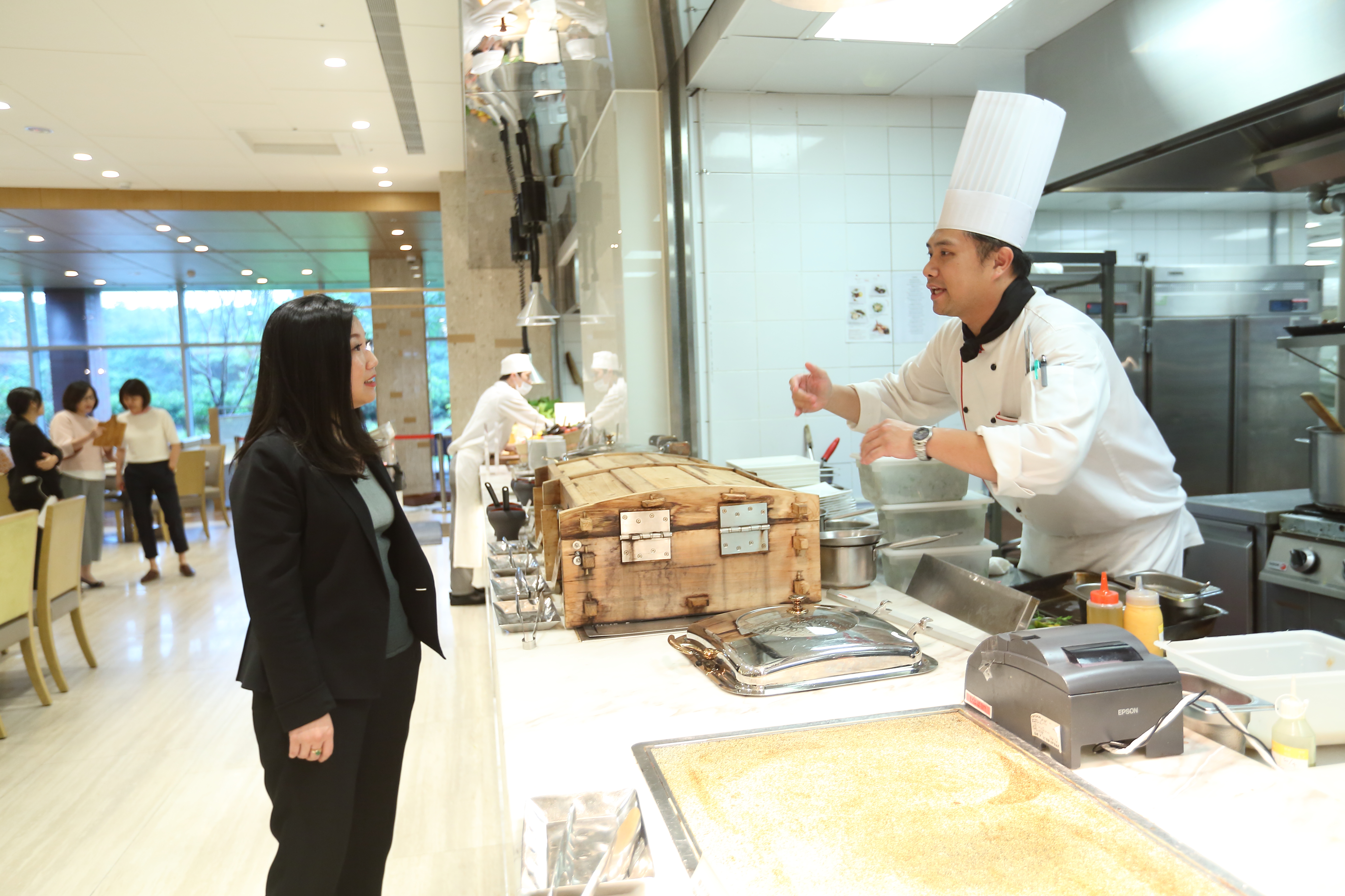 莊豐如認為，飯店內餐廳應主動向外爭取客源，不能被動等待客人上門。