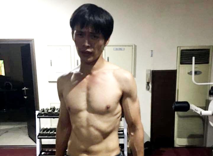 黃鐙輝曾報名參加男藝人腹肌大賽,2個月瘦了5公斤,拿下第一名。(翻攝黃鐙輝臉書)