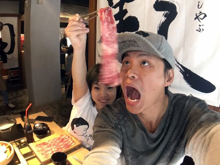 黃鐙輝靠著2片白吐司，配500cc白開水捱過1年，幸好在諸多貴人相挺下，保住演藝圈地位。（圖翻攝自黃鐙輝臉書）