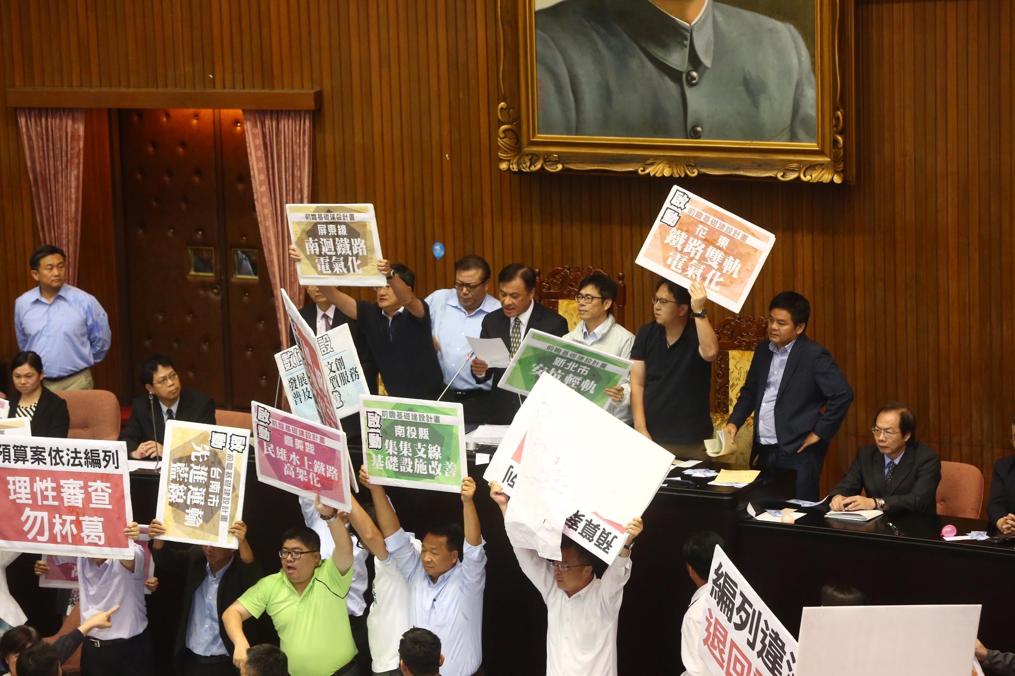 國民黨團繼續杯葛林全報告並備詢，但不敵民進黨人數優勢，前瞻預算表決付委。