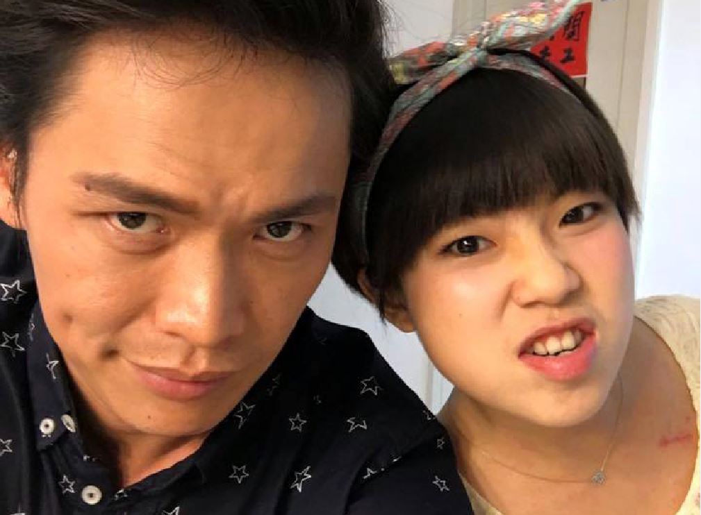 黃鐙輝的經紀人就是他的老婆萁萁，2人有時候會一起上通告，一起搶賺奶粉錢。