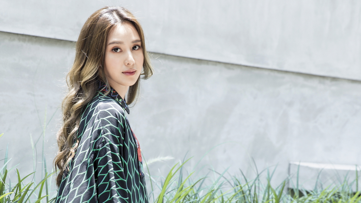 KENZO X H&M 聯名款洋裝。約NT$6,000／KENZO X H&M 聯名款手拿包。約NT$3,000／UNITED NUDE 露趾高跟鞋。NT$7,280