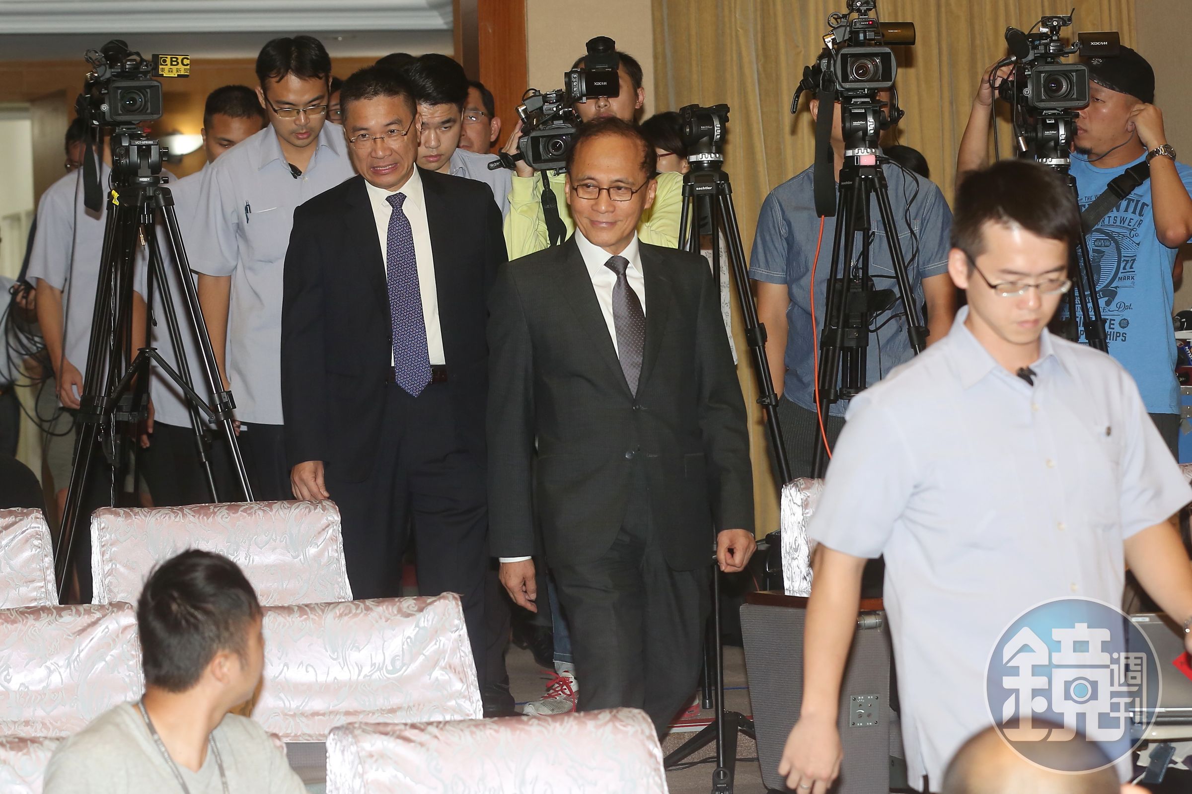 行政院長林全在立院衝突下無法順利上台報告前瞻，下午直接在行政院開記者會，直接對國人說明前瞻預算。
