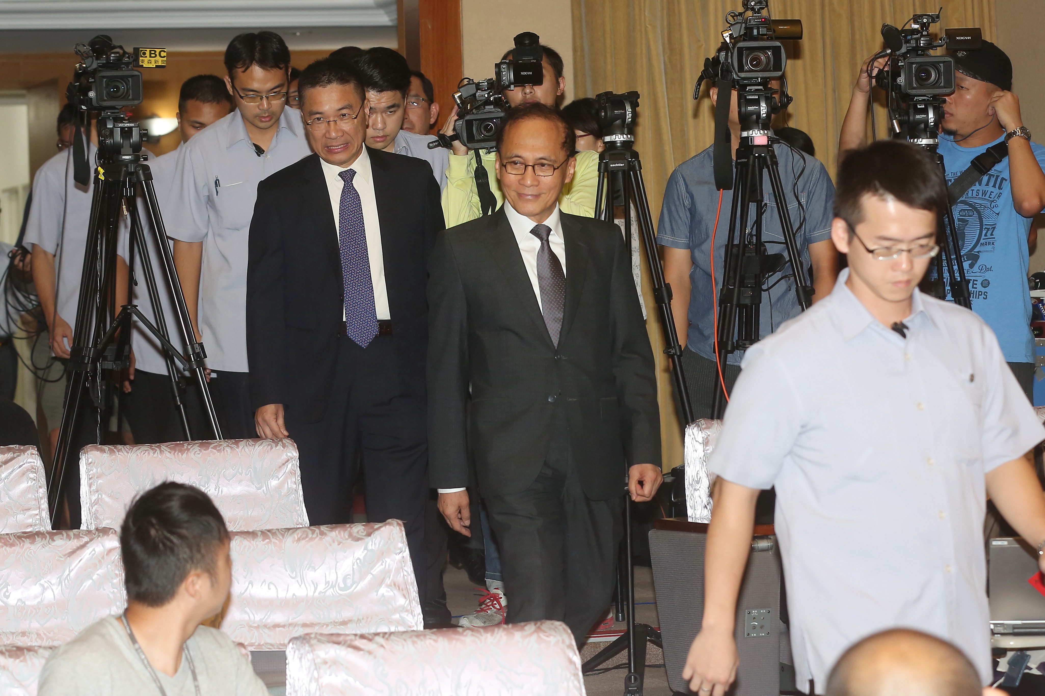 行政院長林全在立院衝突下無法順利上台報告前瞻，下午直接在行政院開記者會，直接對國人說明前瞻預算。