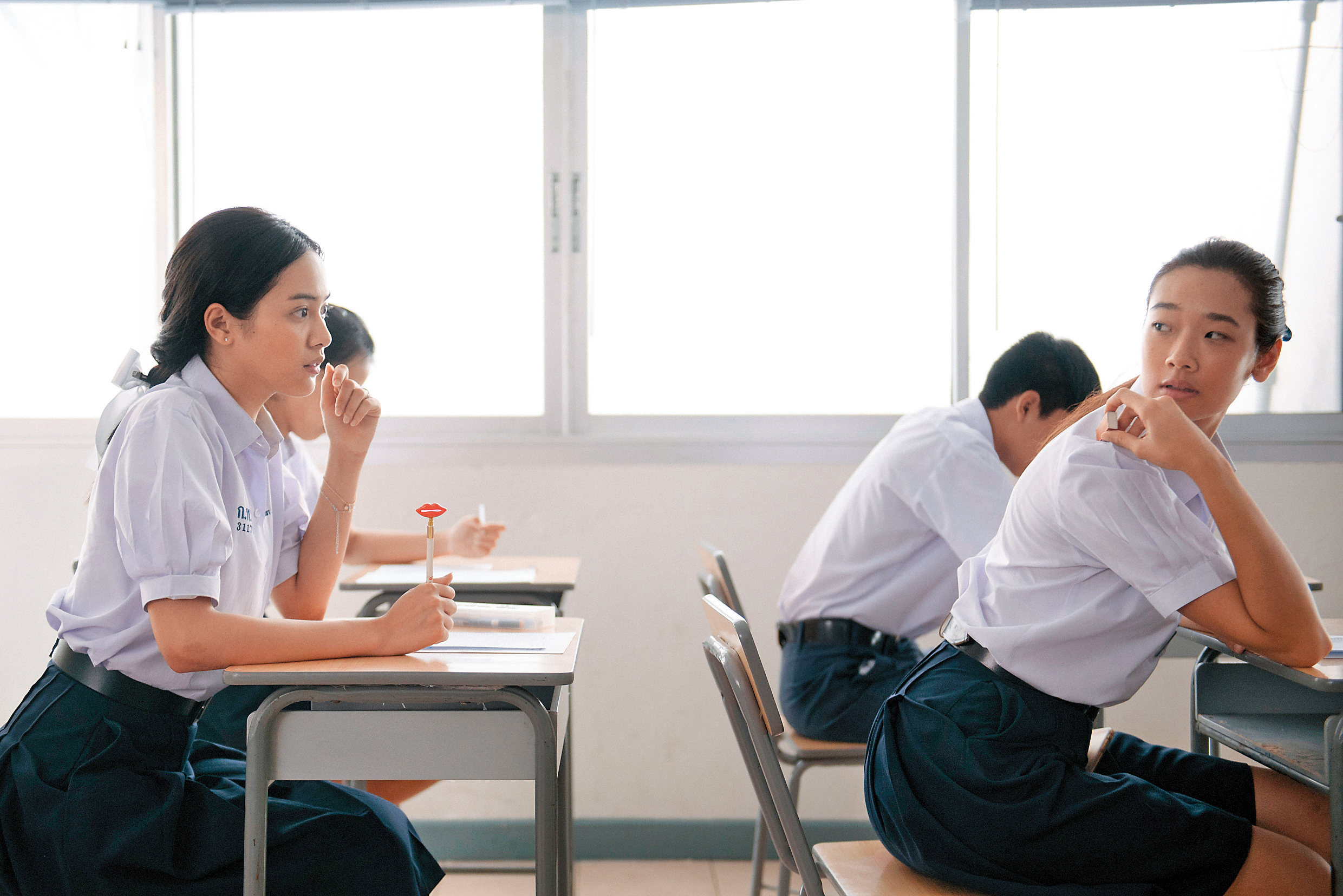 《模犯生》描述資優生專出奇招幫同學在考試得高分來牟取暴利，電影的想像力與格局都超越一般校園片。（CatchPlay提供）