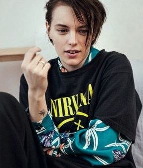 有著「雌雄同體」氣質樣貌的瑞典女模艾芮卡，在時尚圈男女通吃。