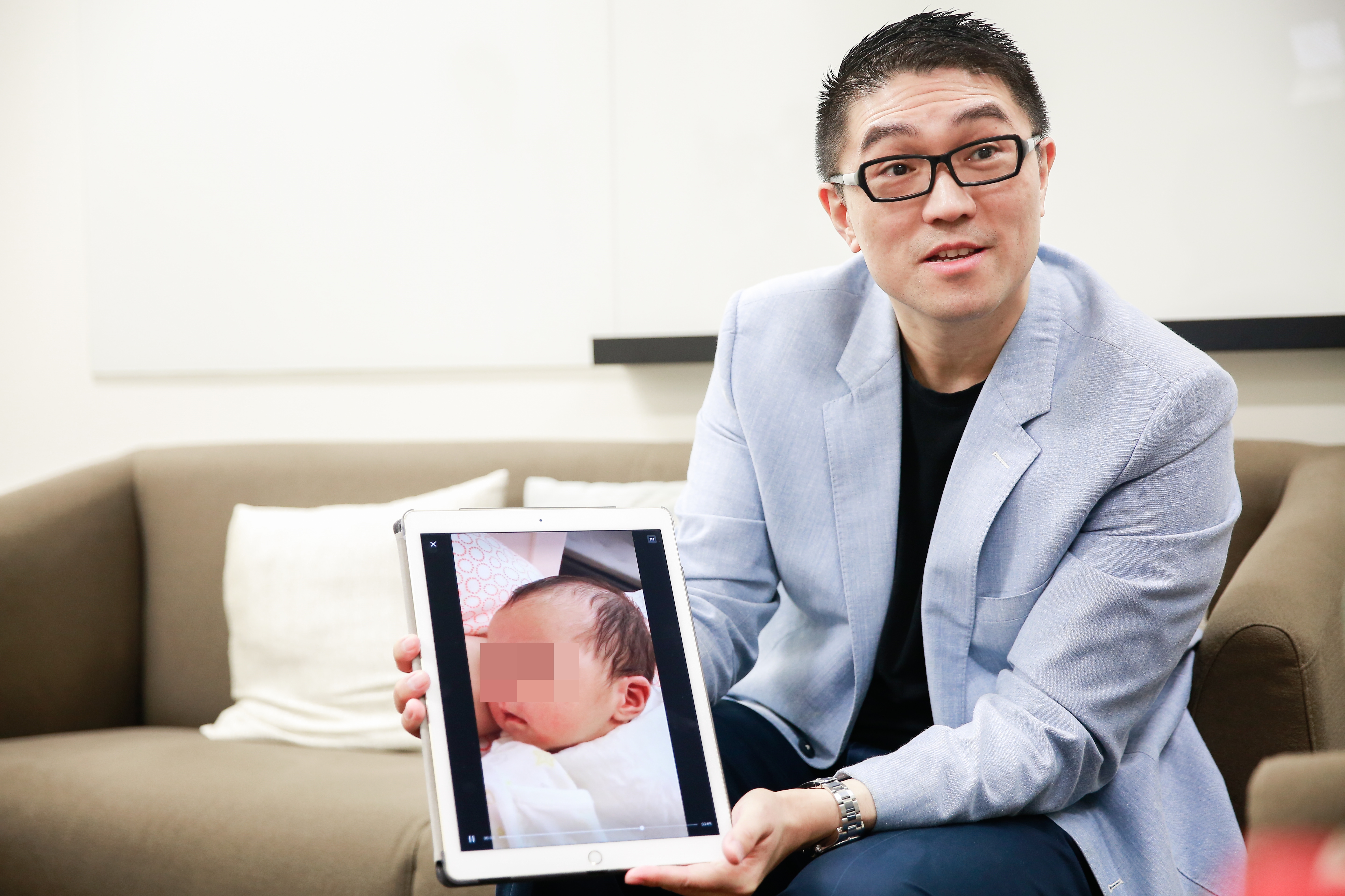 華聯國際董事長謝國樑升格當爸爸後成了「曬兒狂」。