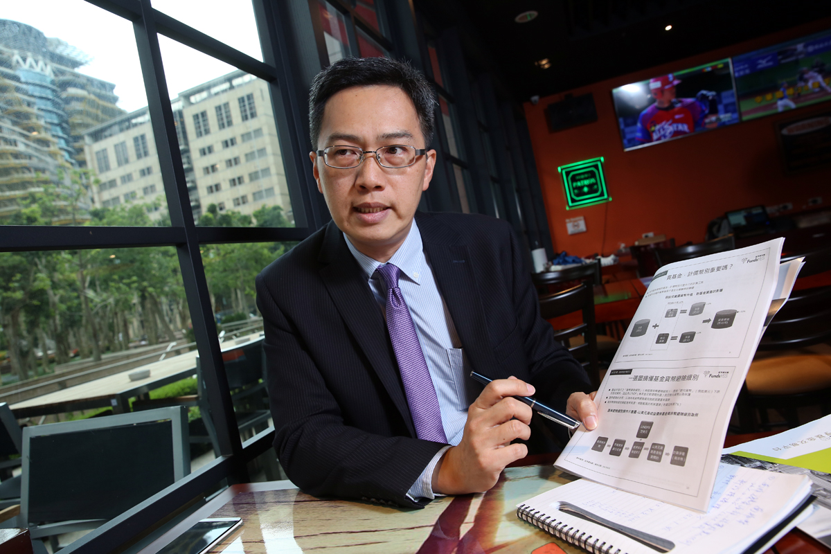 鉅亨網投顧策略長張榮仁認為，購買南非幣配息基金前，應該先了解基金標的、匯率等風險。