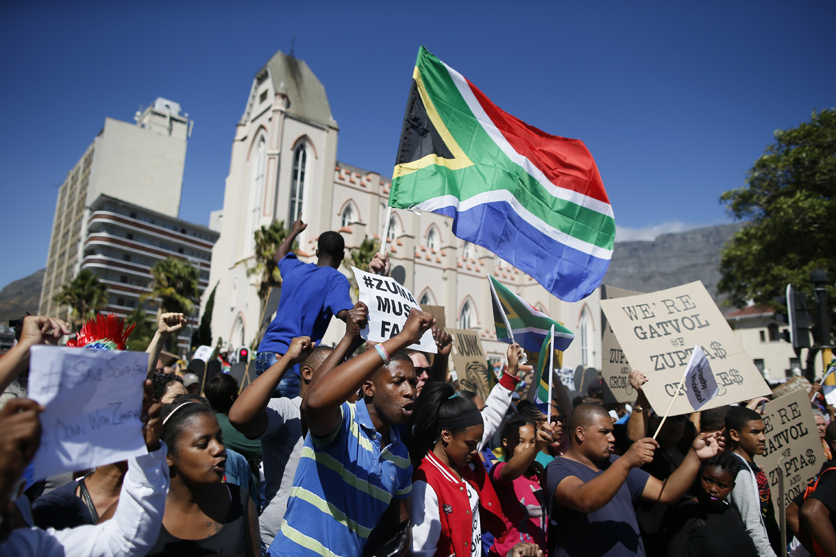 南非政府傳出將央行收歸國有等極端政策，嚇得外資出走，南非幣近期也跟著走軟。（東方IC）