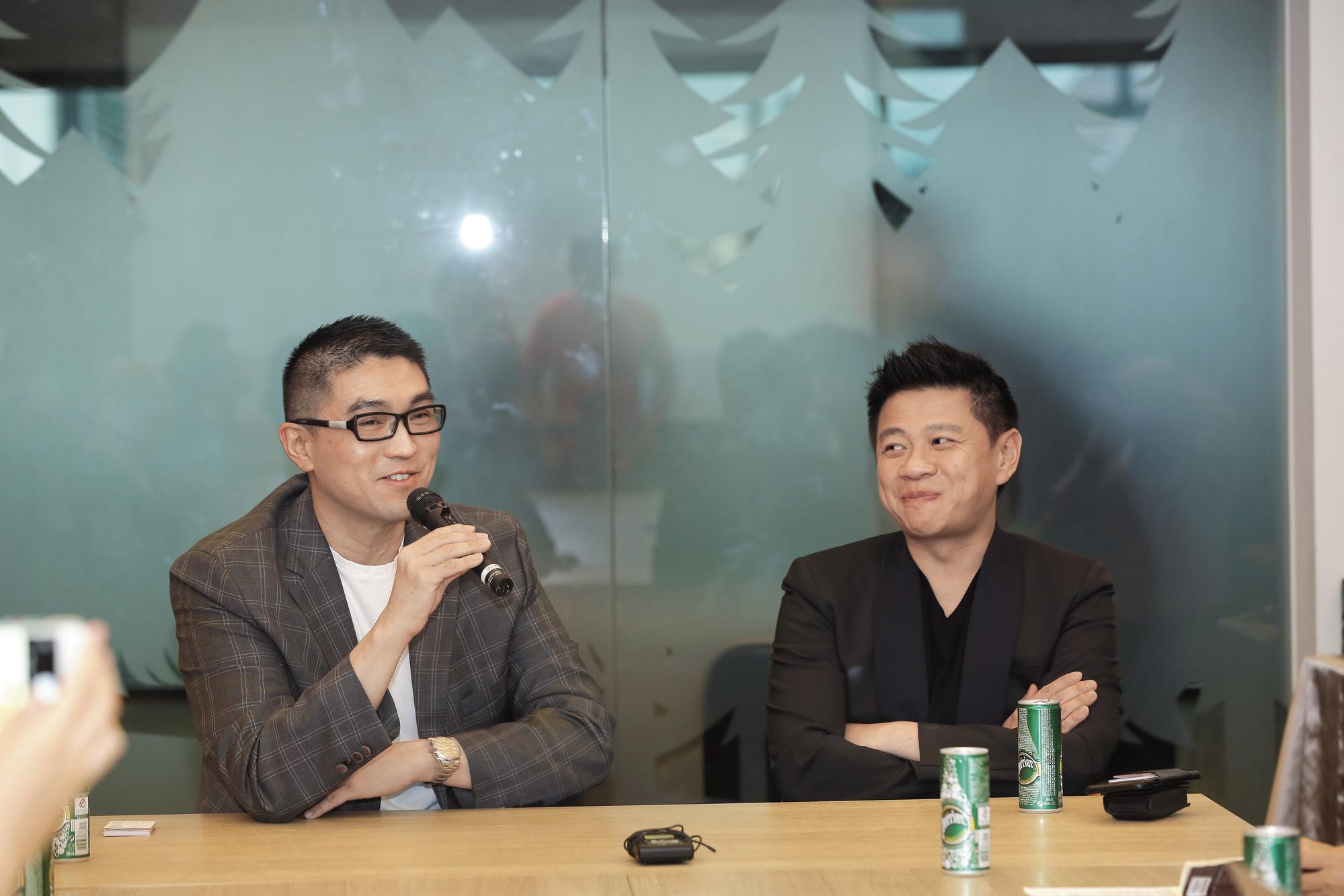華聯董事長謝國樑（左）與香港HMV數碼中國集團主席蕭定一（右）看好兩家公司合併的前景。