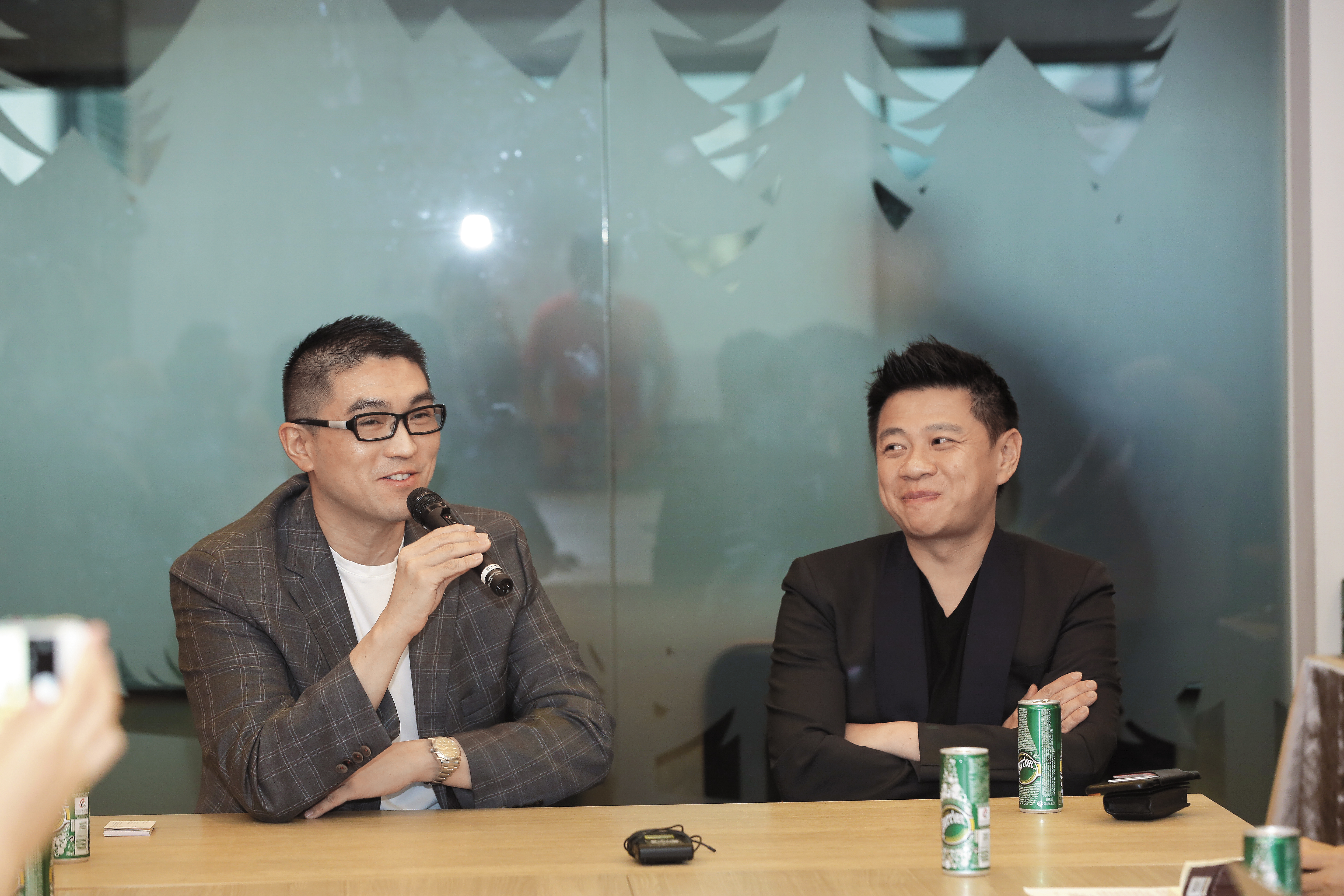 華聯董事長謝國樑（左）與香港HMV數碼中國集團主席蕭定一（右）看好兩家公司合併的前景。