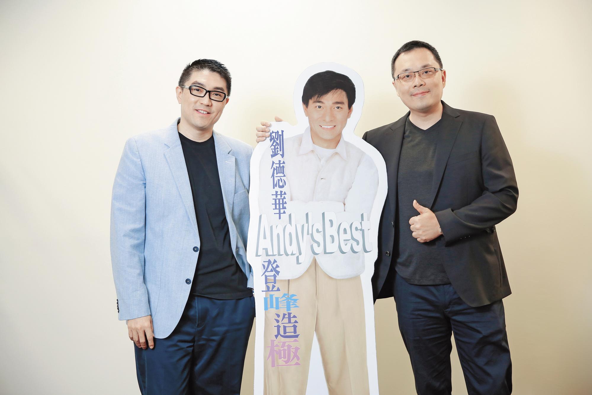 華聯董事長謝國樑（左）與總經理黃宇君（右）洽談1年多，付出不菲的權利金，拿下《少女時代》的IP，兩人和劉德華人形立牌合影。   