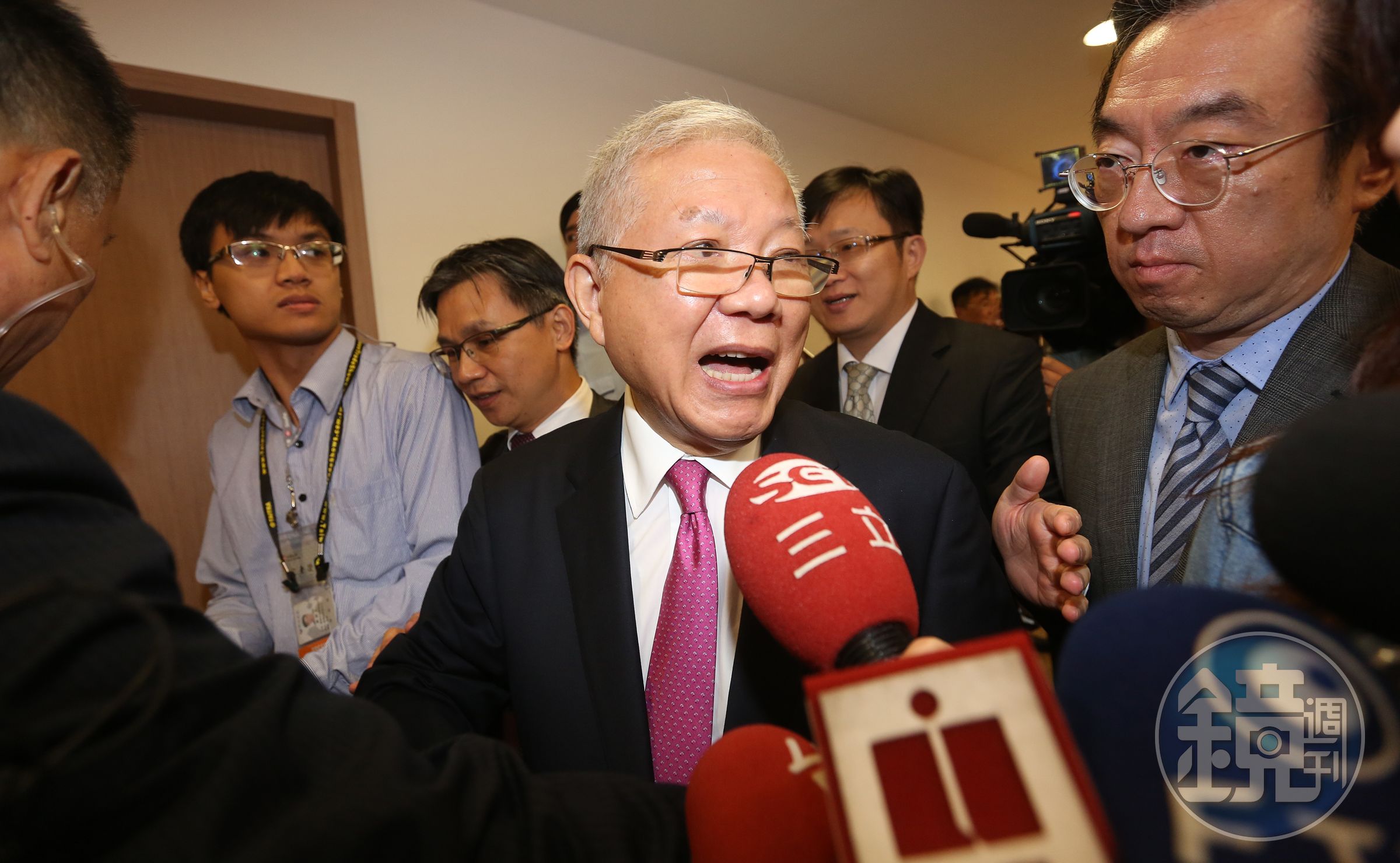 檢方將何壽川聲押獲准後，為追查50億元放貸流程，今天2度搜索永豐金總部。