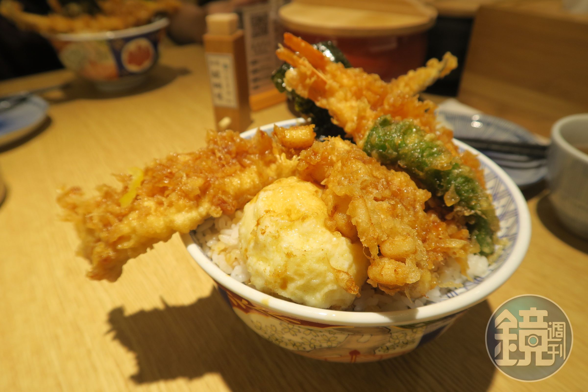 「金子半之助」招牌的「江戶前天丼」，主角是長達30公分的穴子魚。（420元／單點，非尖峰時段可加價49元升級為套餐，附柚香雪酪與味噌湯）