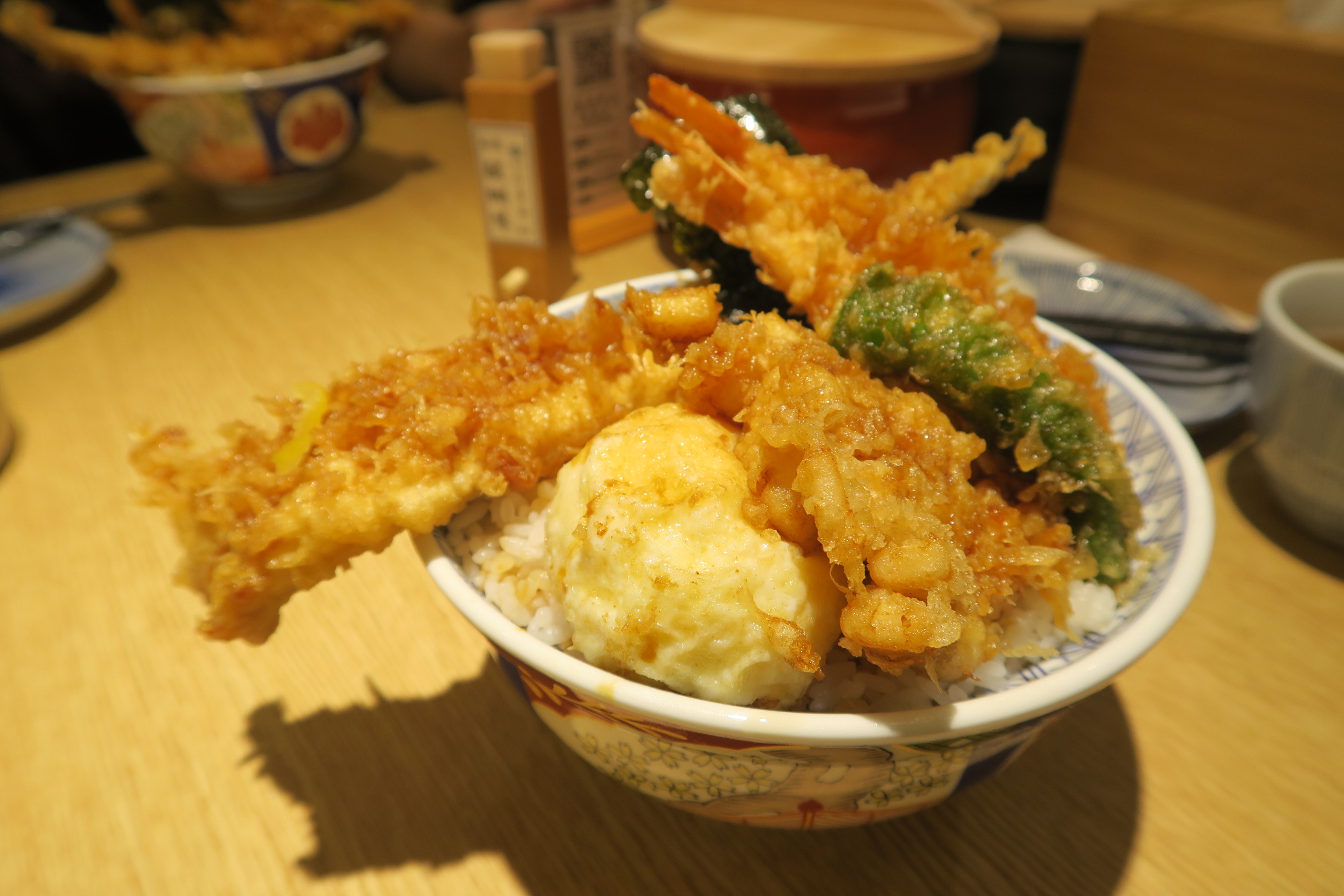 「金子半之助」招牌的「江戶前天丼」，主角是長達30公分的穴子魚。（420元／單點，非尖峰時段可加價49元升級為套餐，附柚香雪酪與味噌湯）