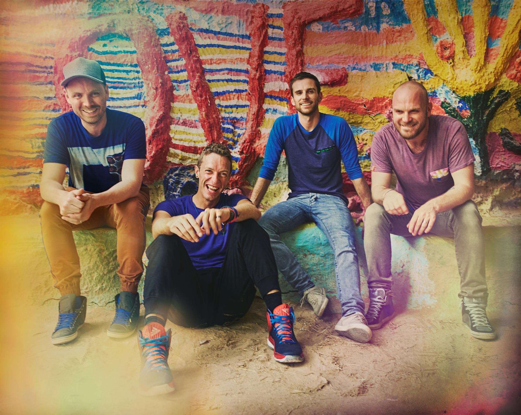 Coldplay主唱克里斯馬汀(左二)曾於6月演出時邀請歌迷上台伴奏,日前演唱會再邀身障歌迷吹口琴加入演出。