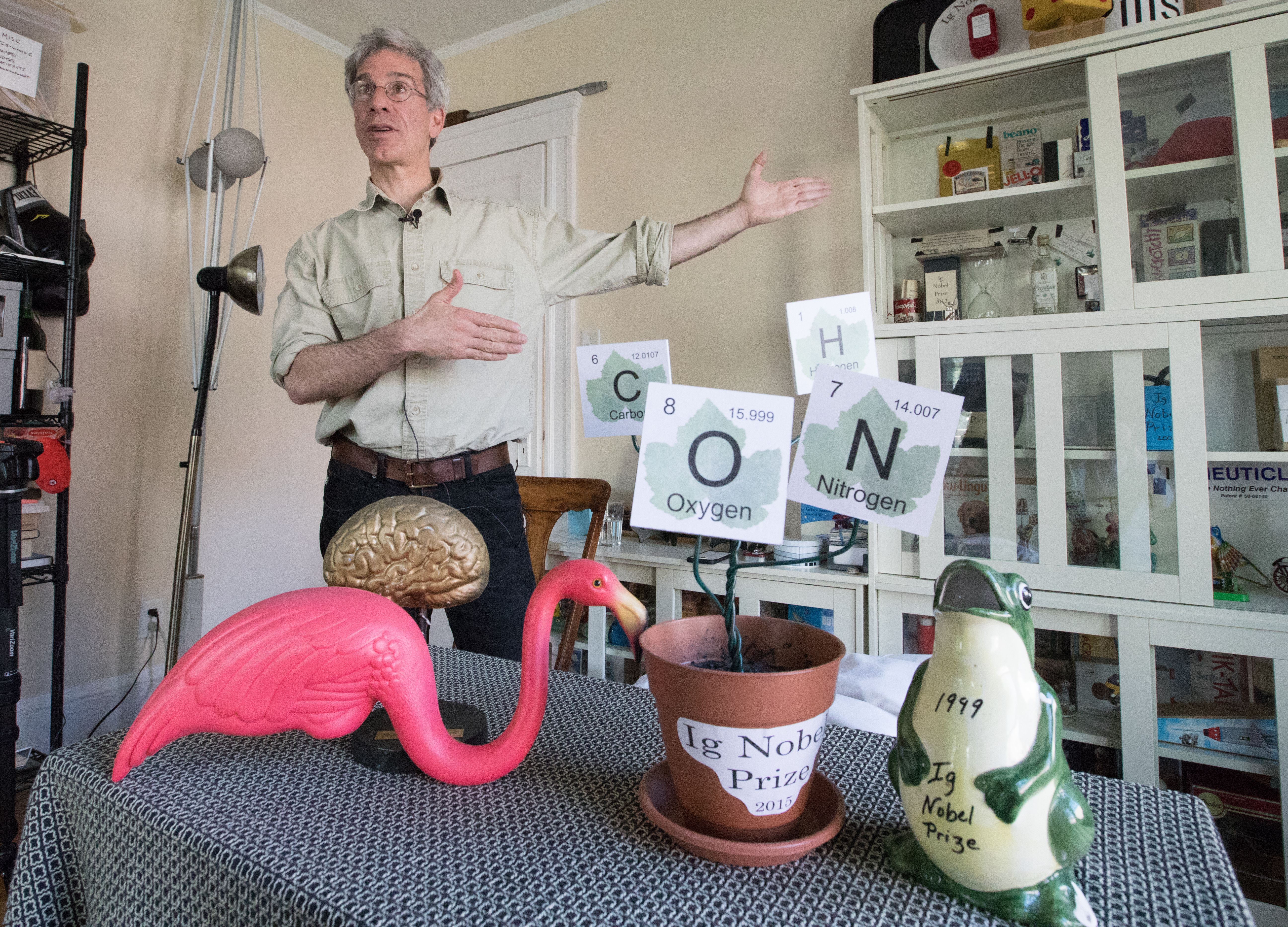 搞笑諾貝爾獎1991年開創至今，已有近27年歷史。桌上擺的是創辦人馬克．亞伯拉罕斯，歷年來最自豪的典禮道具和獎盃蒐藏。