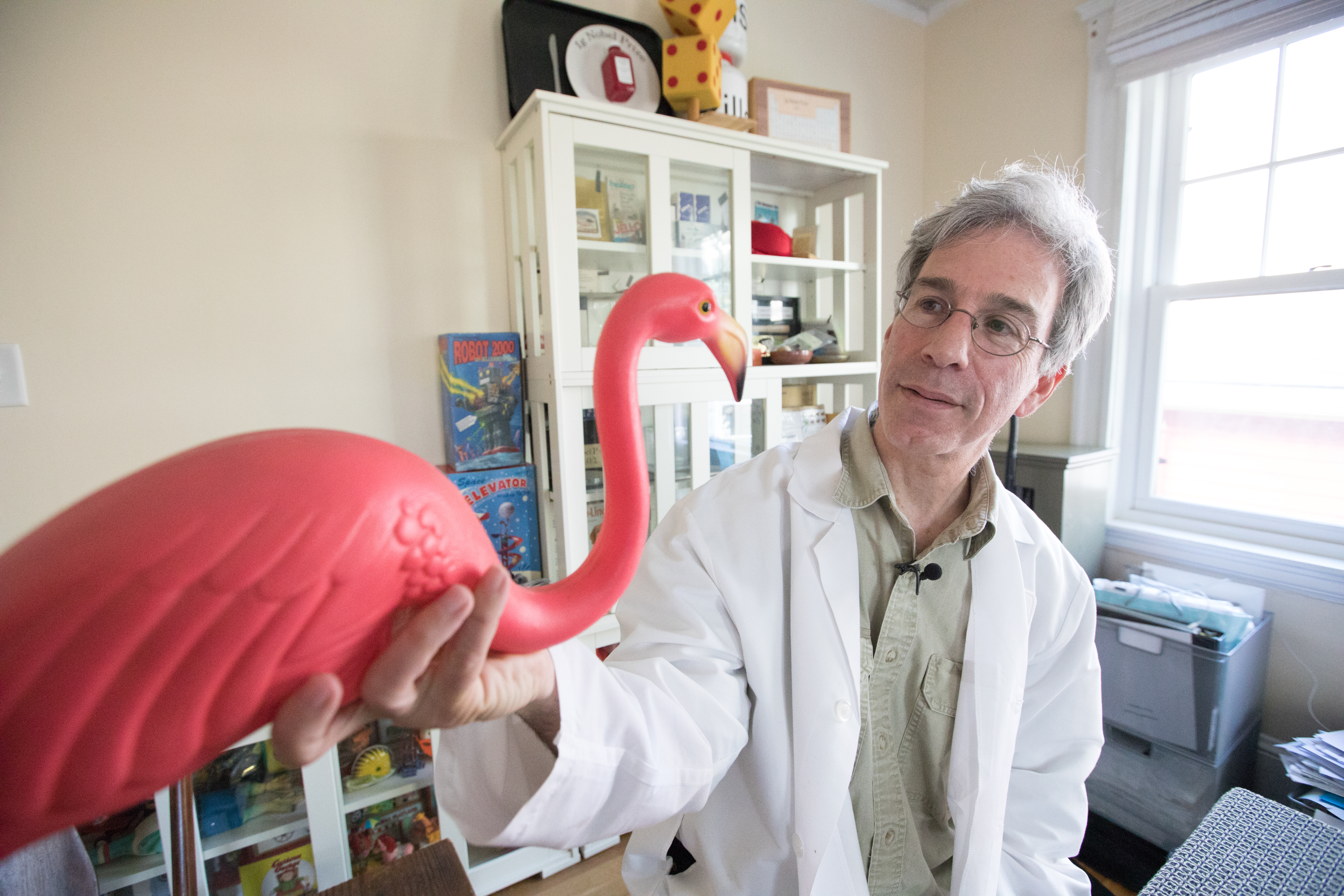 馬克手上拿著獲得1996年搞笑諾貝爾藝術獎的粉紅火鶴飾品，它的作者費德史東獲獎後，每年都會抱著粉紅火鶴出席頒獎典禮。