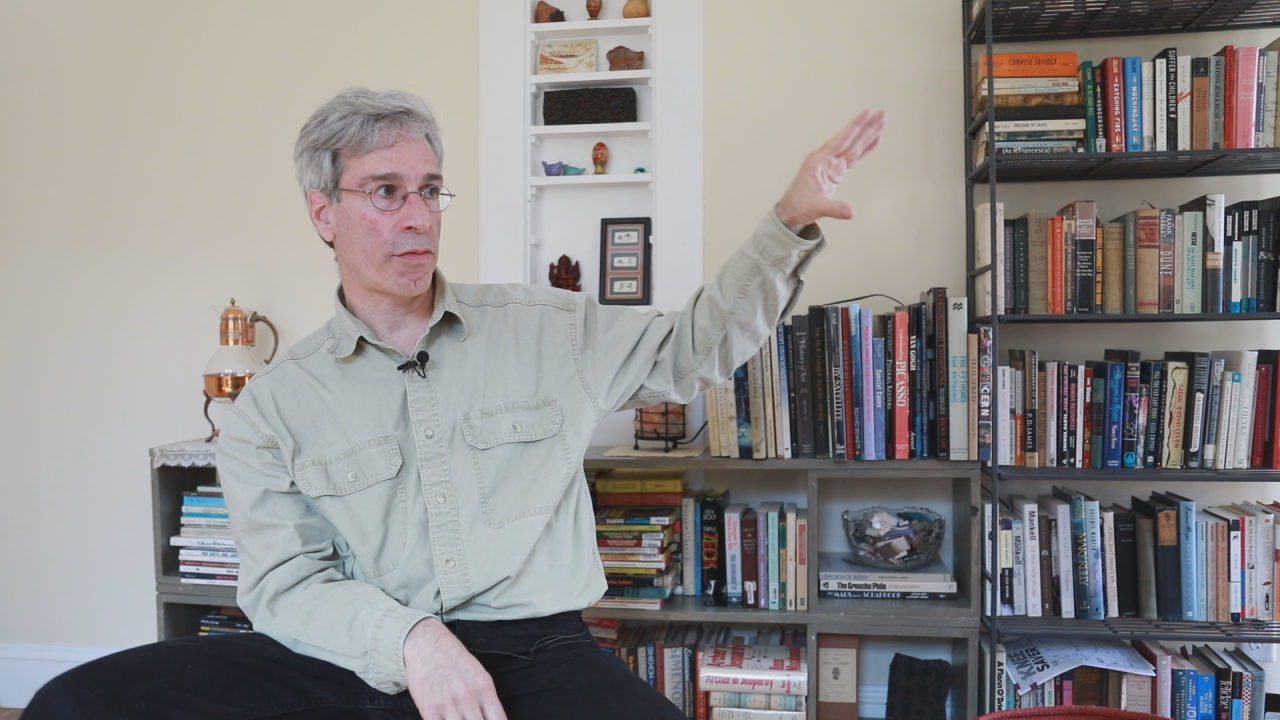 馬克有異常的觀察力和好奇心，訪問到一半，他觀察牆面的影子像鴨子，便和我們玩了起來。