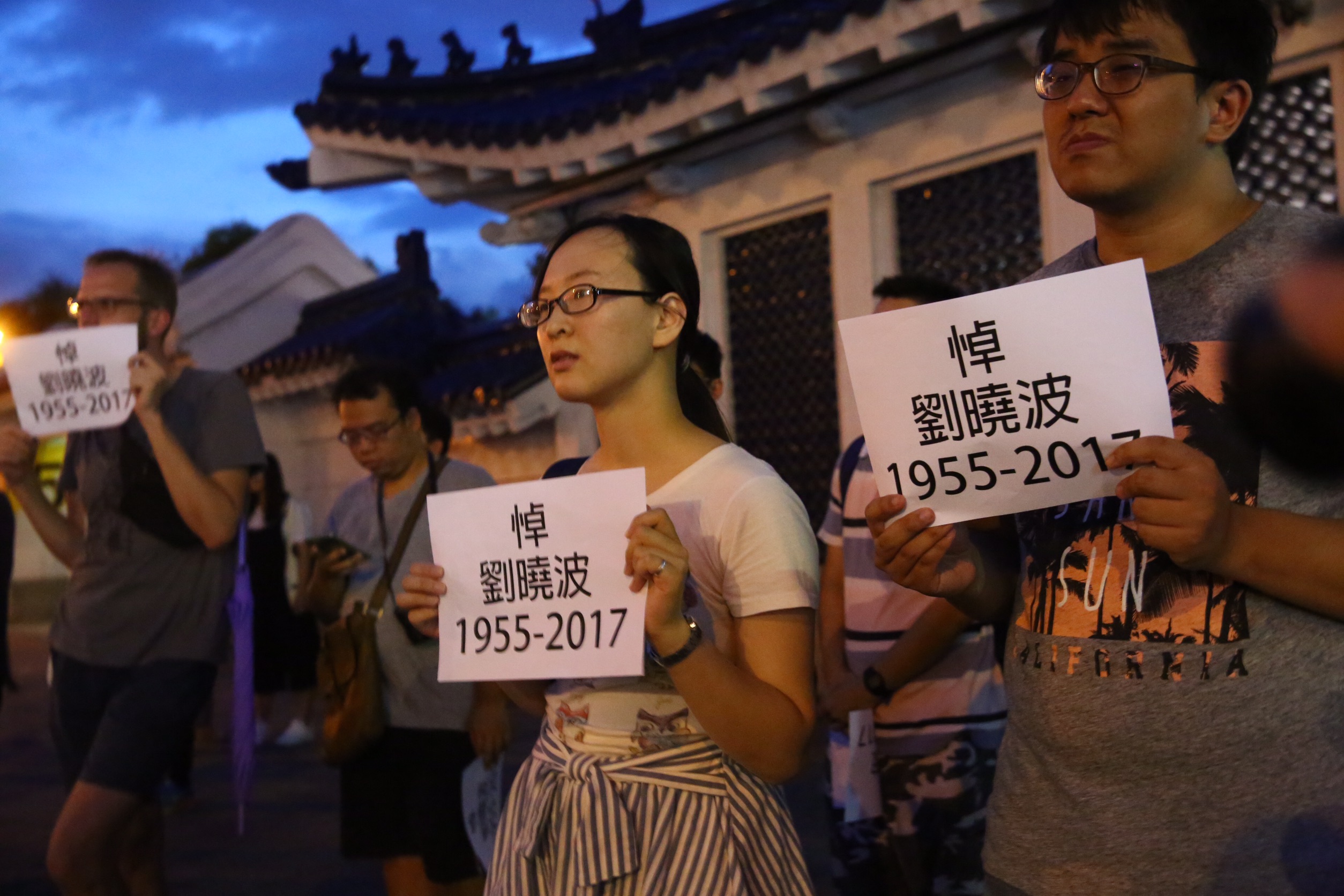 不少民眾自動參與追思會，並拿著標語，追悼劉曉波。