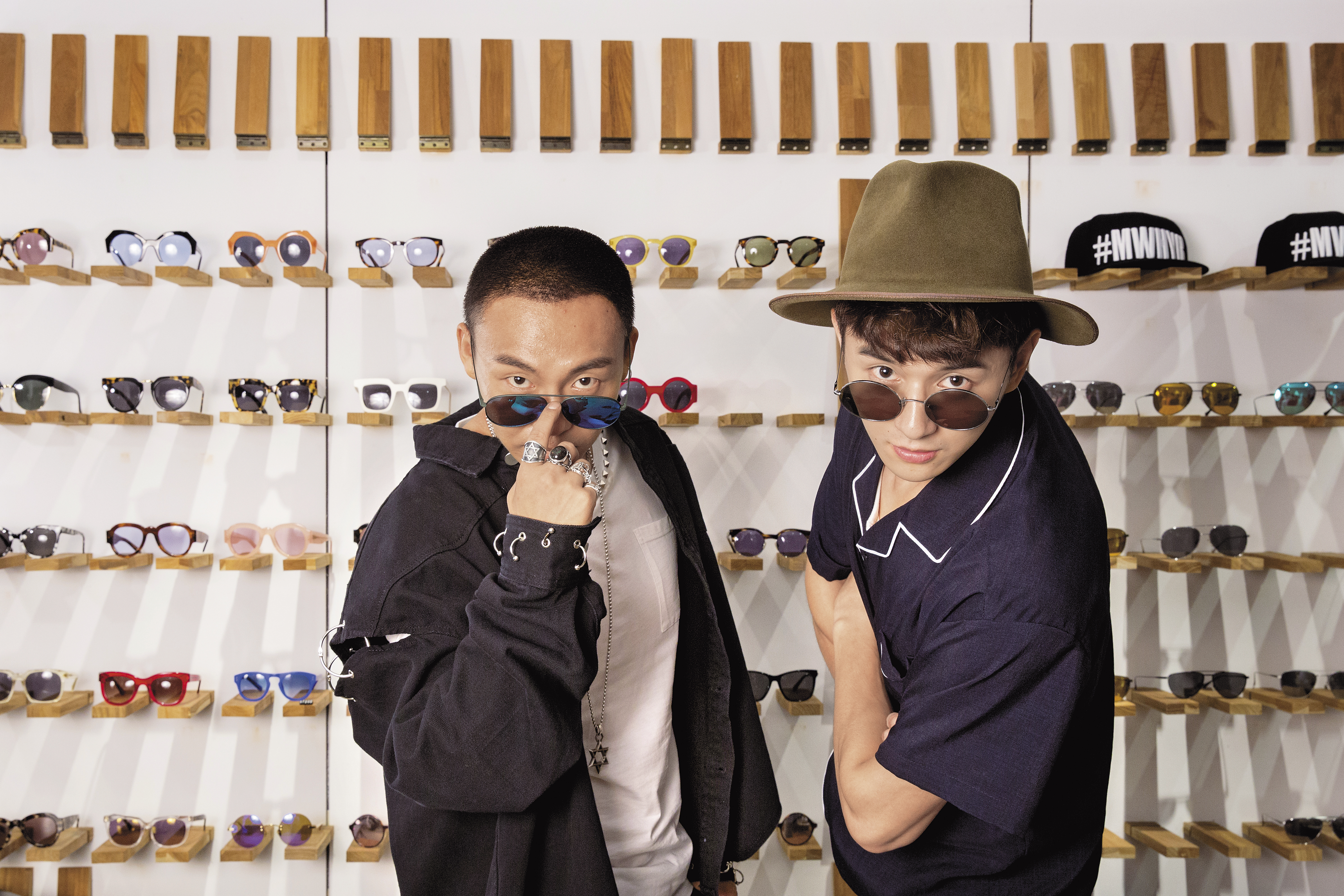 丁于（左）與張軒睿（右）除了狂買墨鏡，戒指、項鍊等配件不離身的丁于也趁機掃貨，張軒睿則是入手百搭的帽子，看來帥氣不失可愛。
