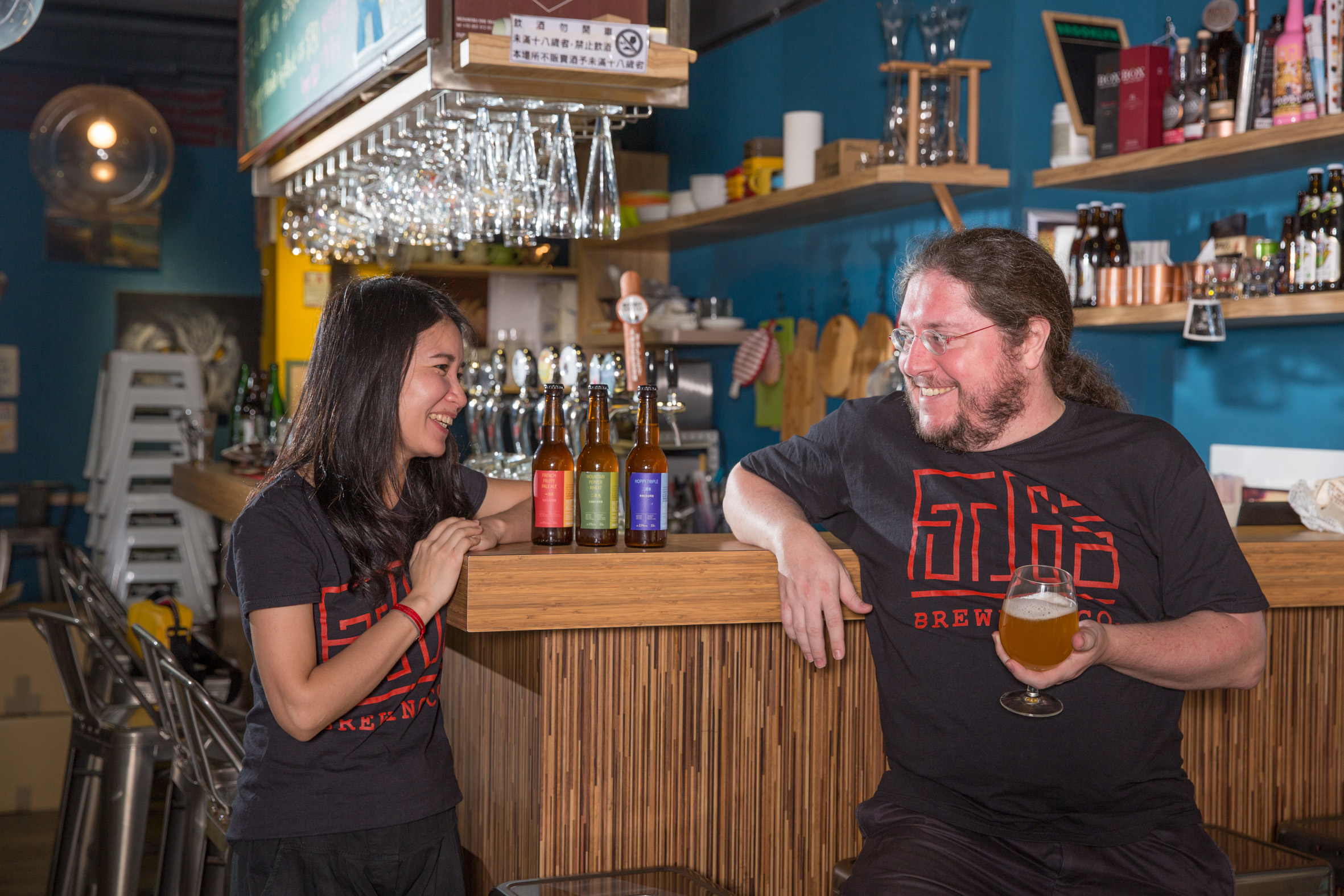 台灣女婿Cyril Momer（右）與太太施瑞瑄結婚10年，創立「福爾摩沙精釀啤酒」品牌。