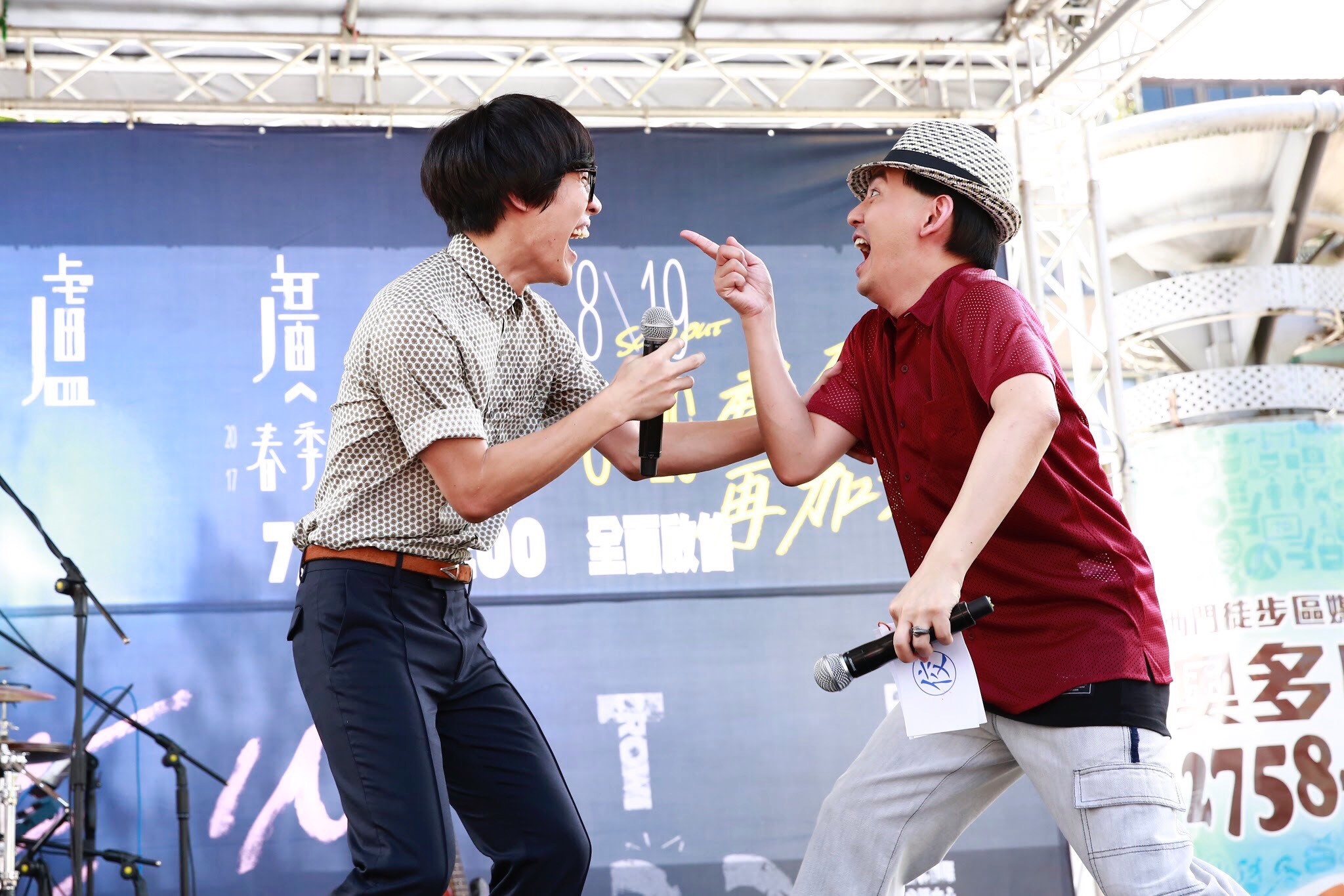 盧廣仲被主持人黄子佼逗得樂不可支。