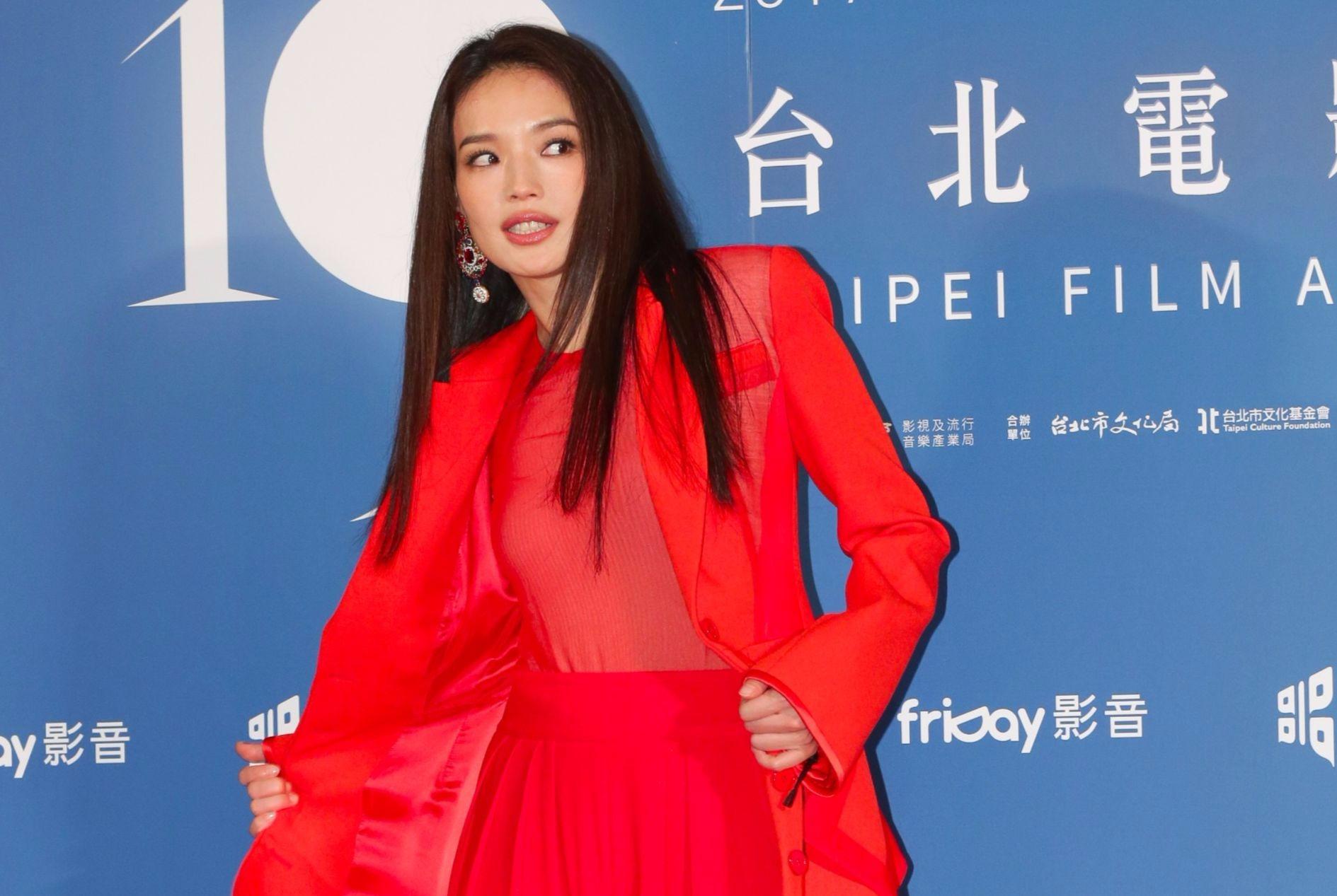 為了不讓大家起鬨懷孕的話題，舒淇乾脆脫外頭加白眼回應媒體詢問。