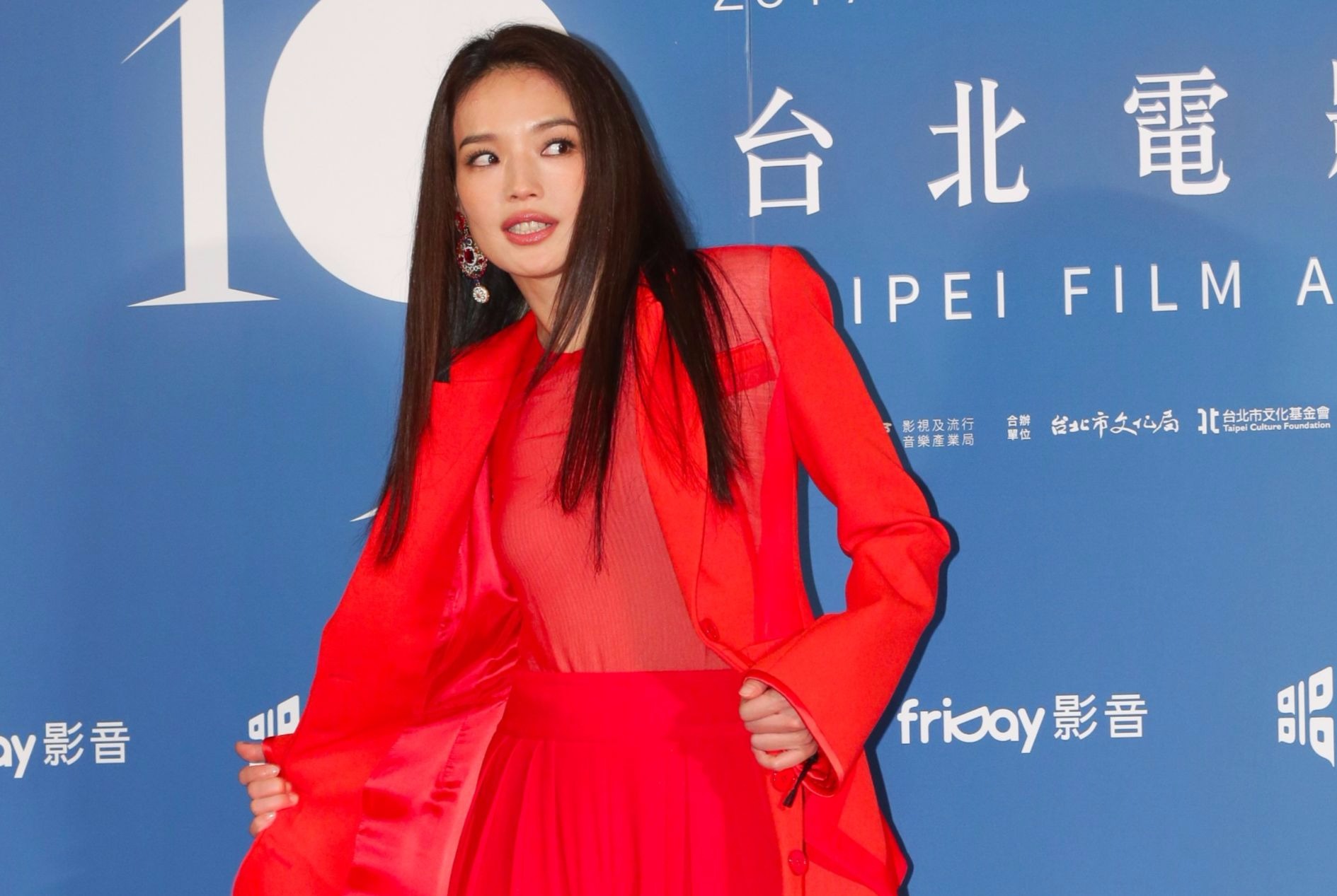 為了不讓大家起鬨懷孕的話題,舒淇乾脆脫外頭加白眼回應媒體詢問。