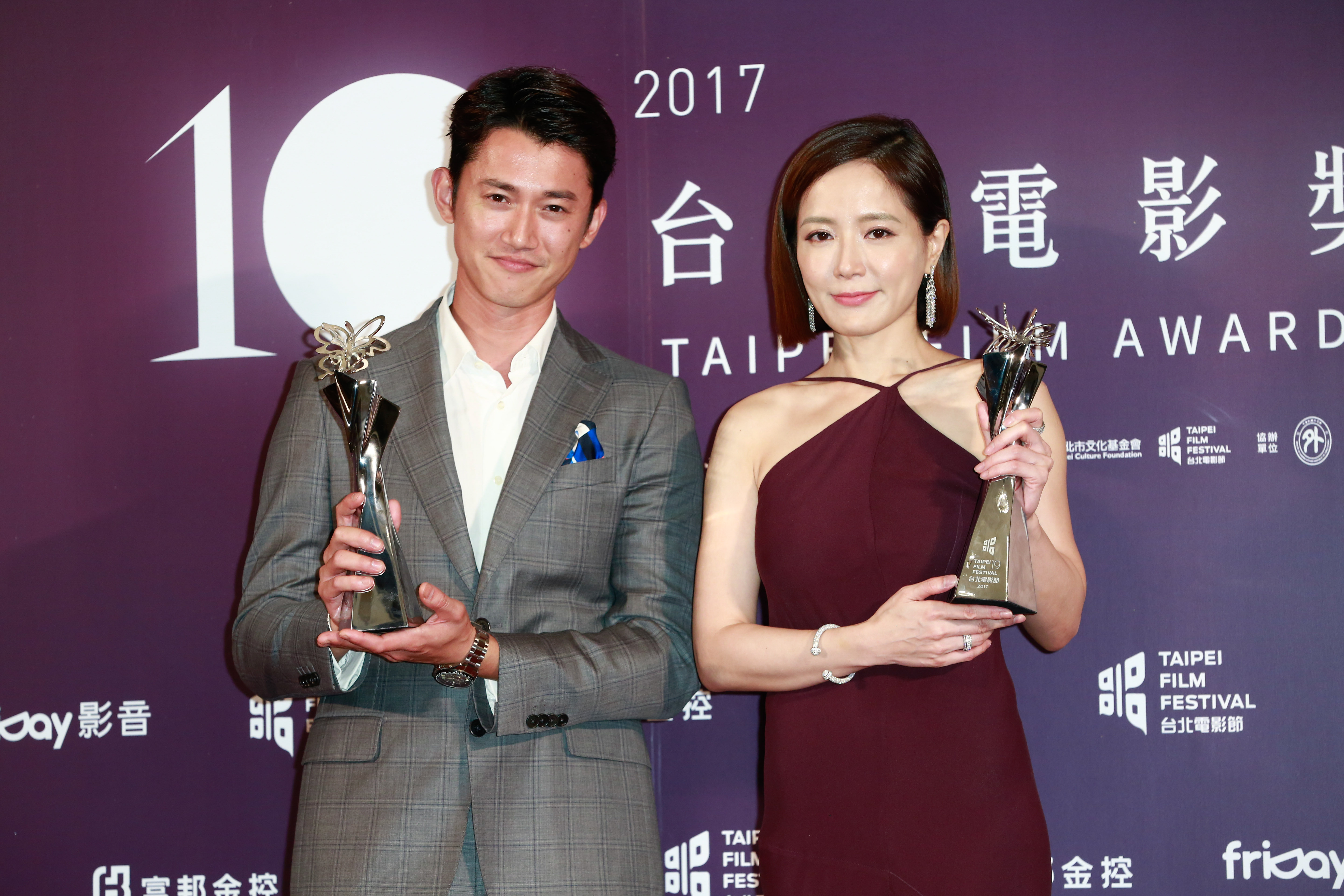 影帝吳慷仁，影后尹馨同台合影。 